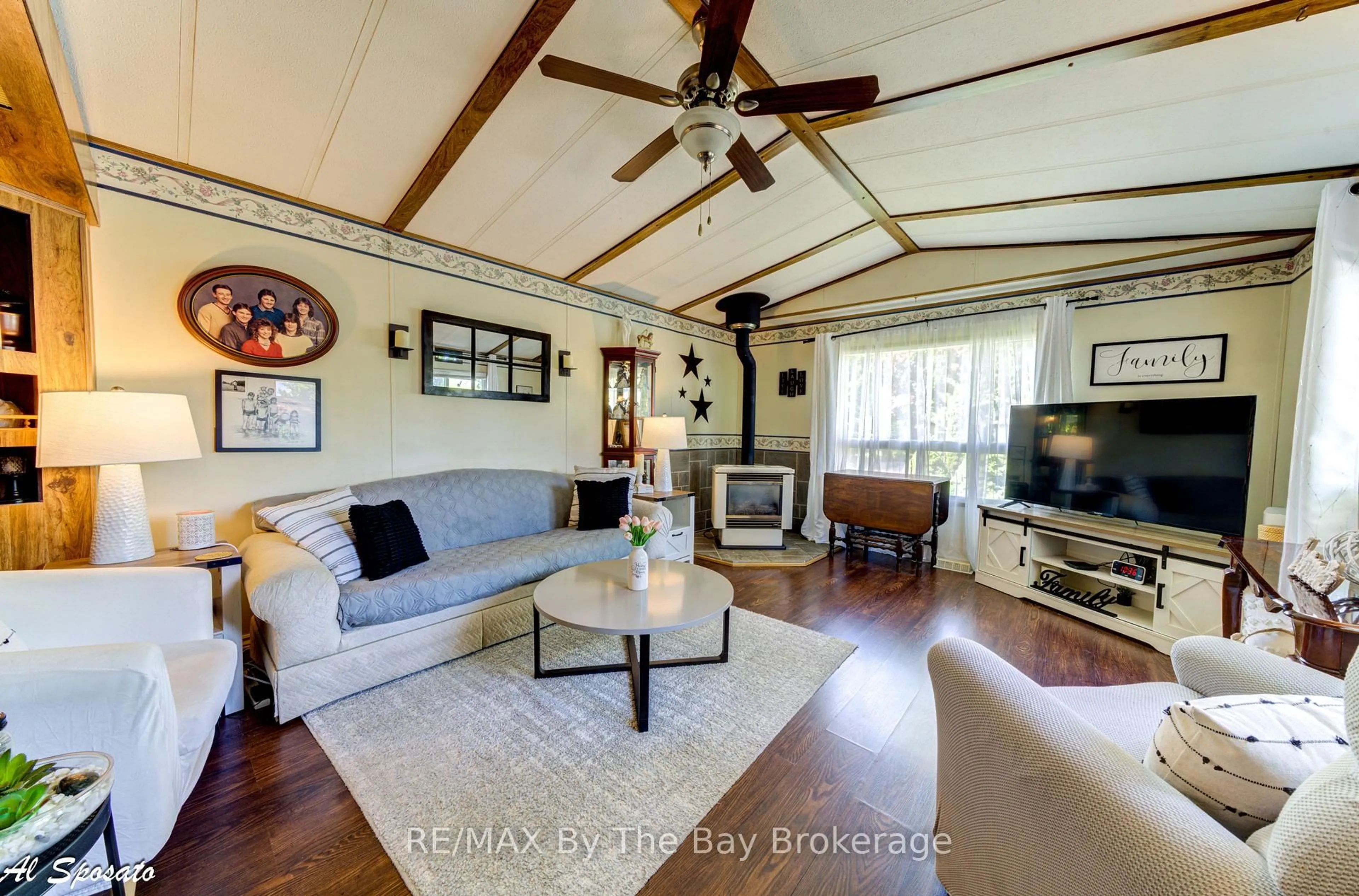 Living room with furniture, unknown for 76 Georgian Glen Dr, Wasaga Beach Ontario L9Z 1K7