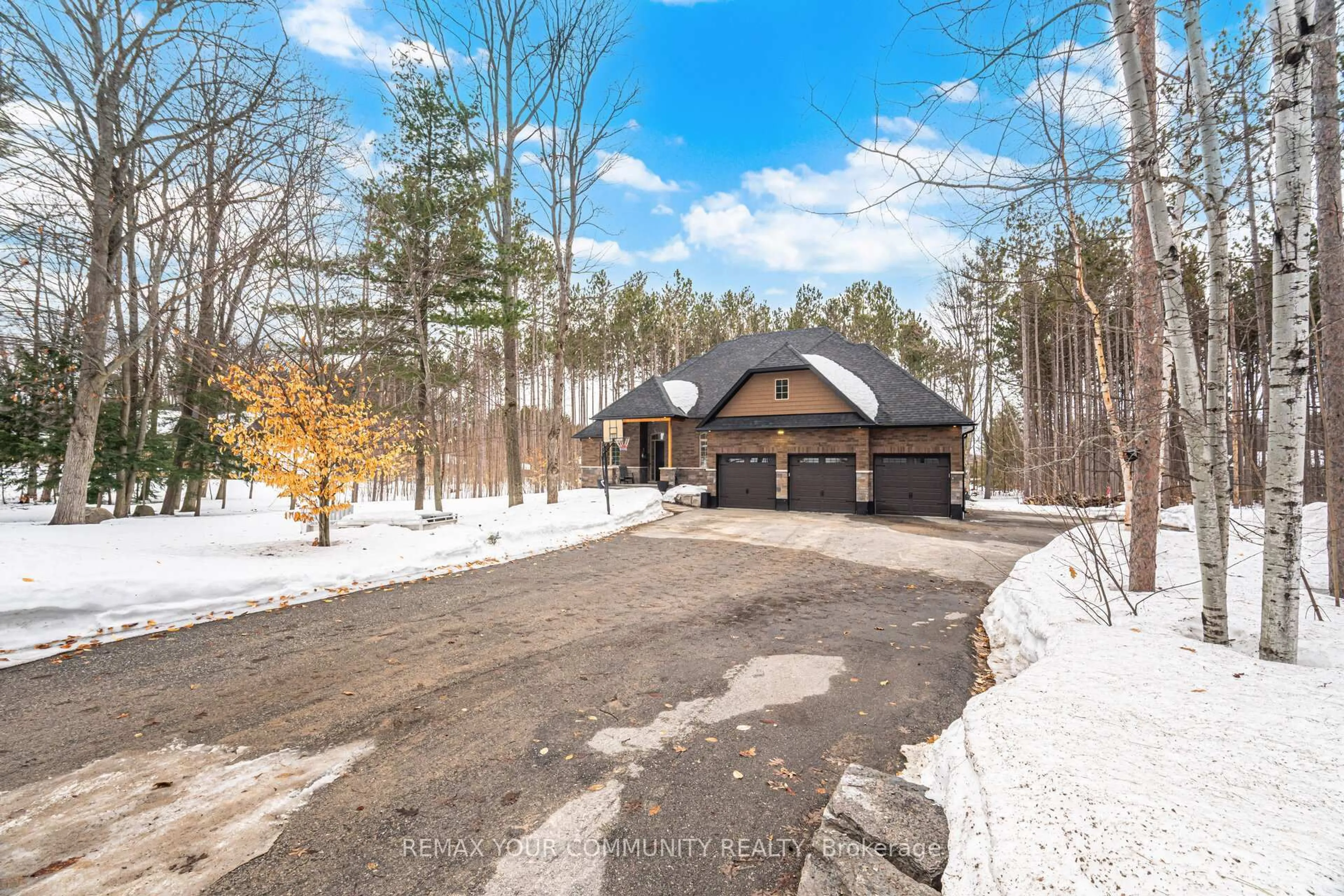A pic from outside/outdoor area/front of a property/back of a property/a pic from drone, unknown for 38 Windermere Cres, Tay Ontario L4R 0C3