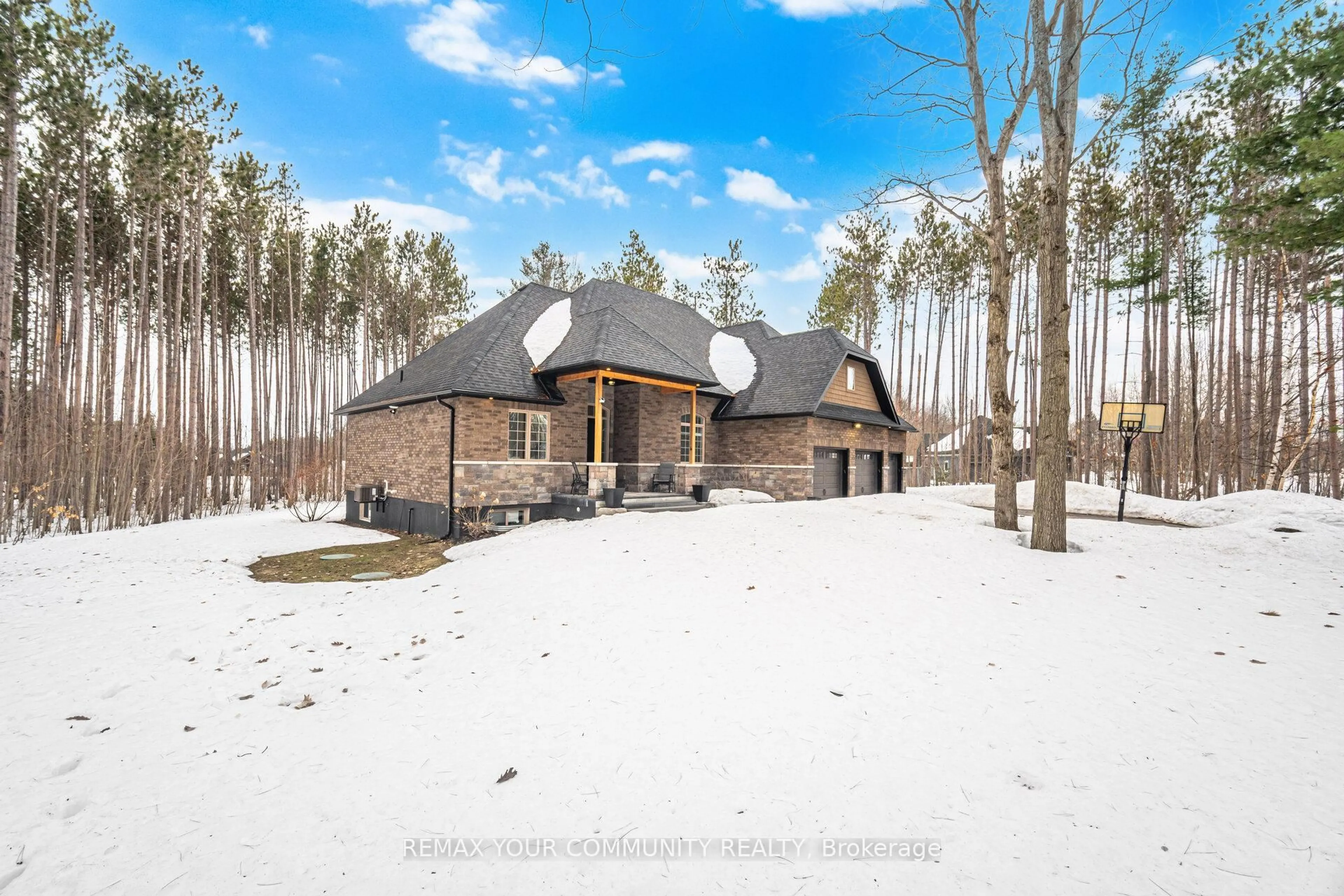 A pic from outside/outdoor area/front of a property/back of a property/a pic from drone, unknown for 38 Windermere Cres, Tay Ontario L4R 0C3