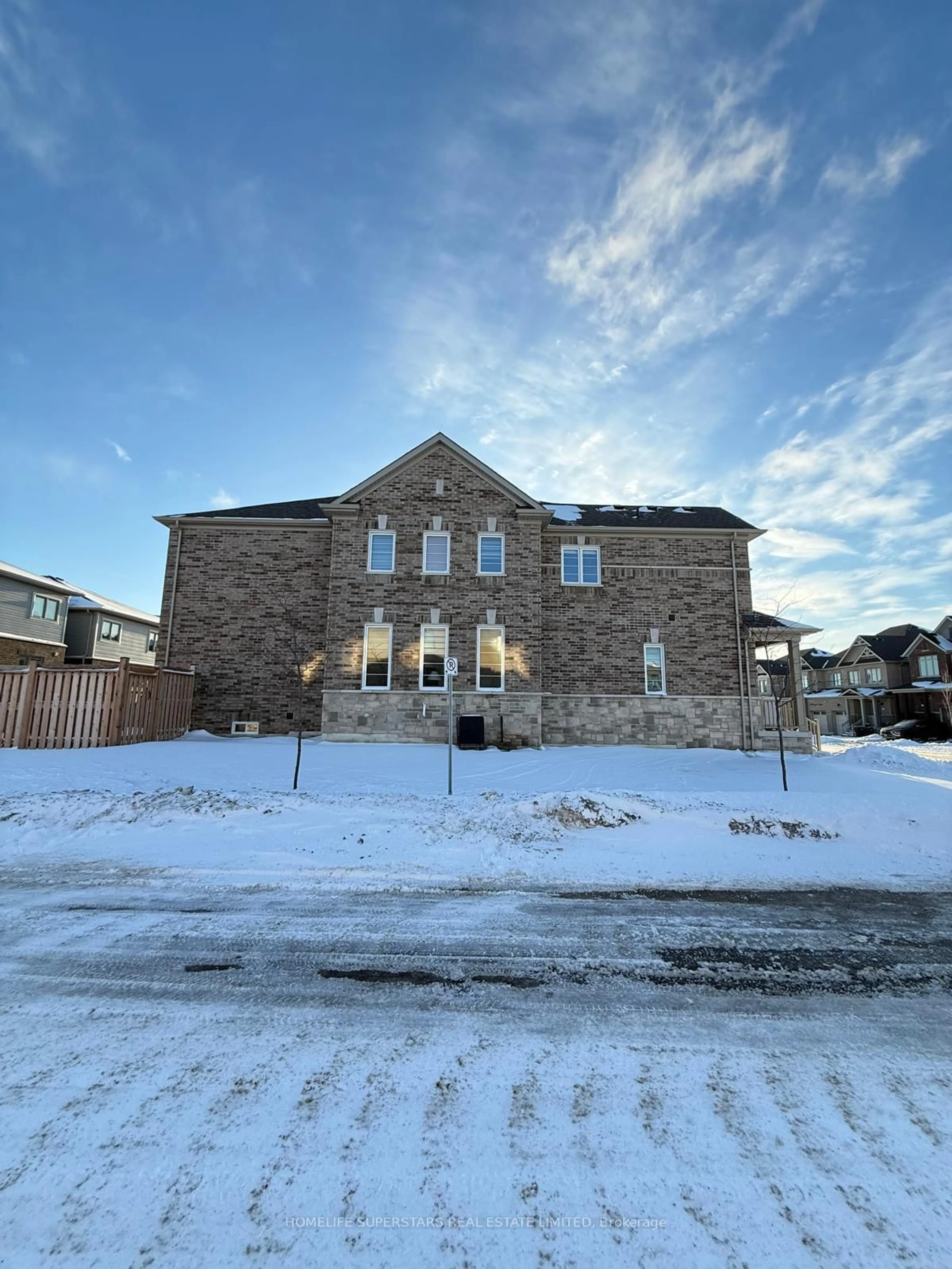 A pic from outside/outdoor area/front of a property/back of a property/a pic from drone, building for 98 Shepherd Dr, Barrie Ontario L9S 2Z4