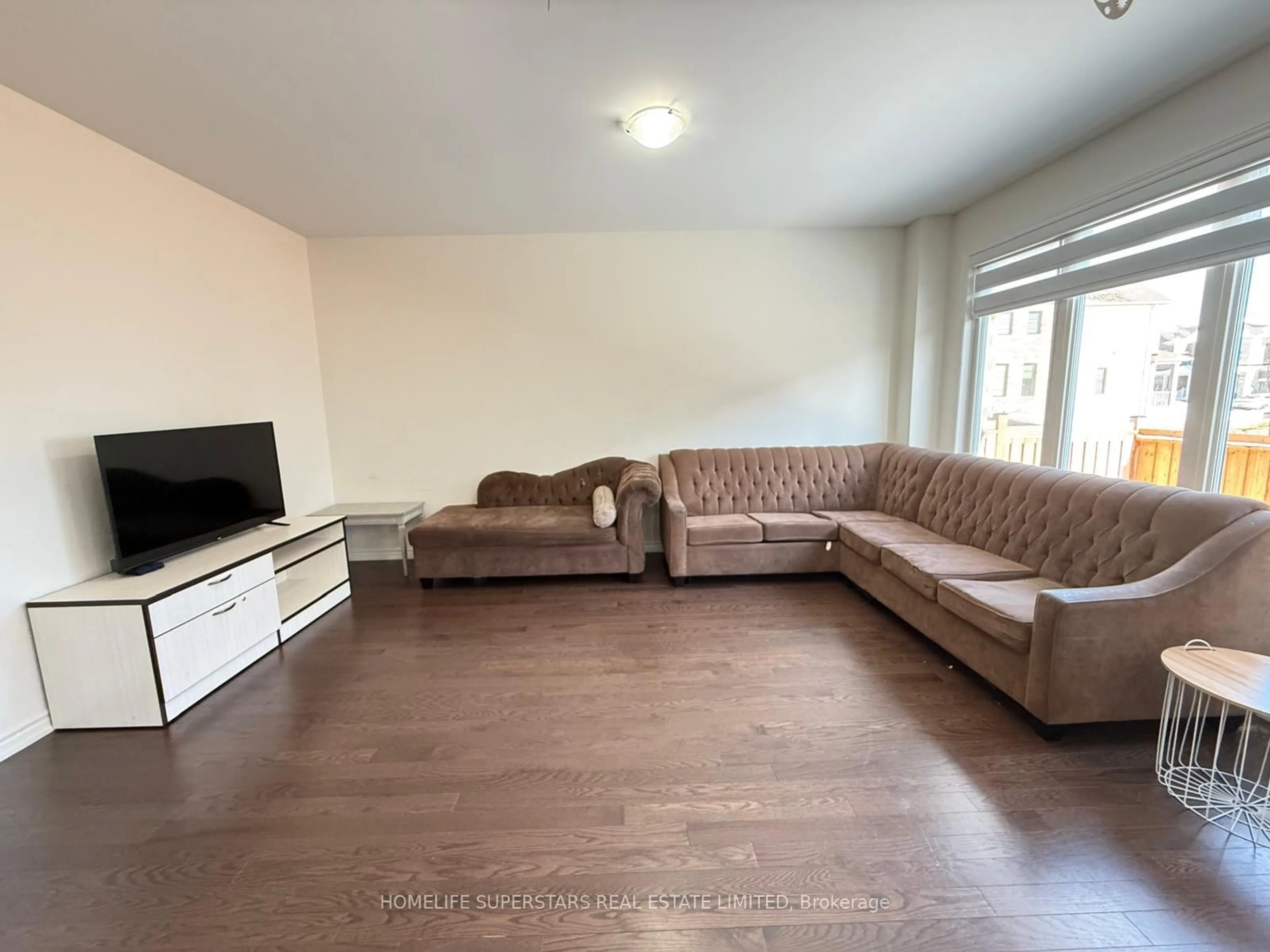 Living room with furniture, unknown for 98 Shepherd Dr, Barrie Ontario L9S 2Z4