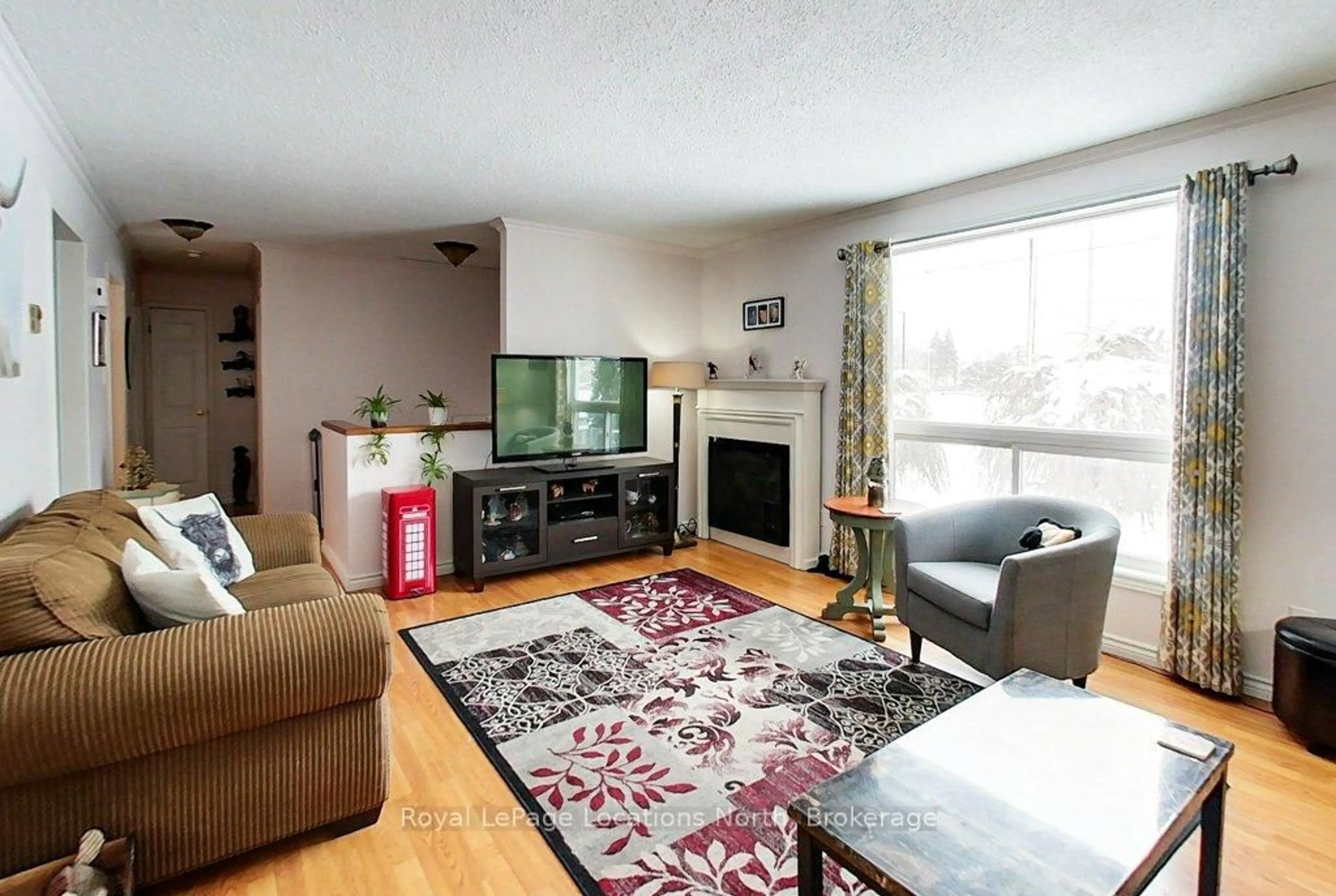 Living room with furniture, wood/laminate floor for 56 Lorne Ave, Collingwood Ontario L9Y 2B7