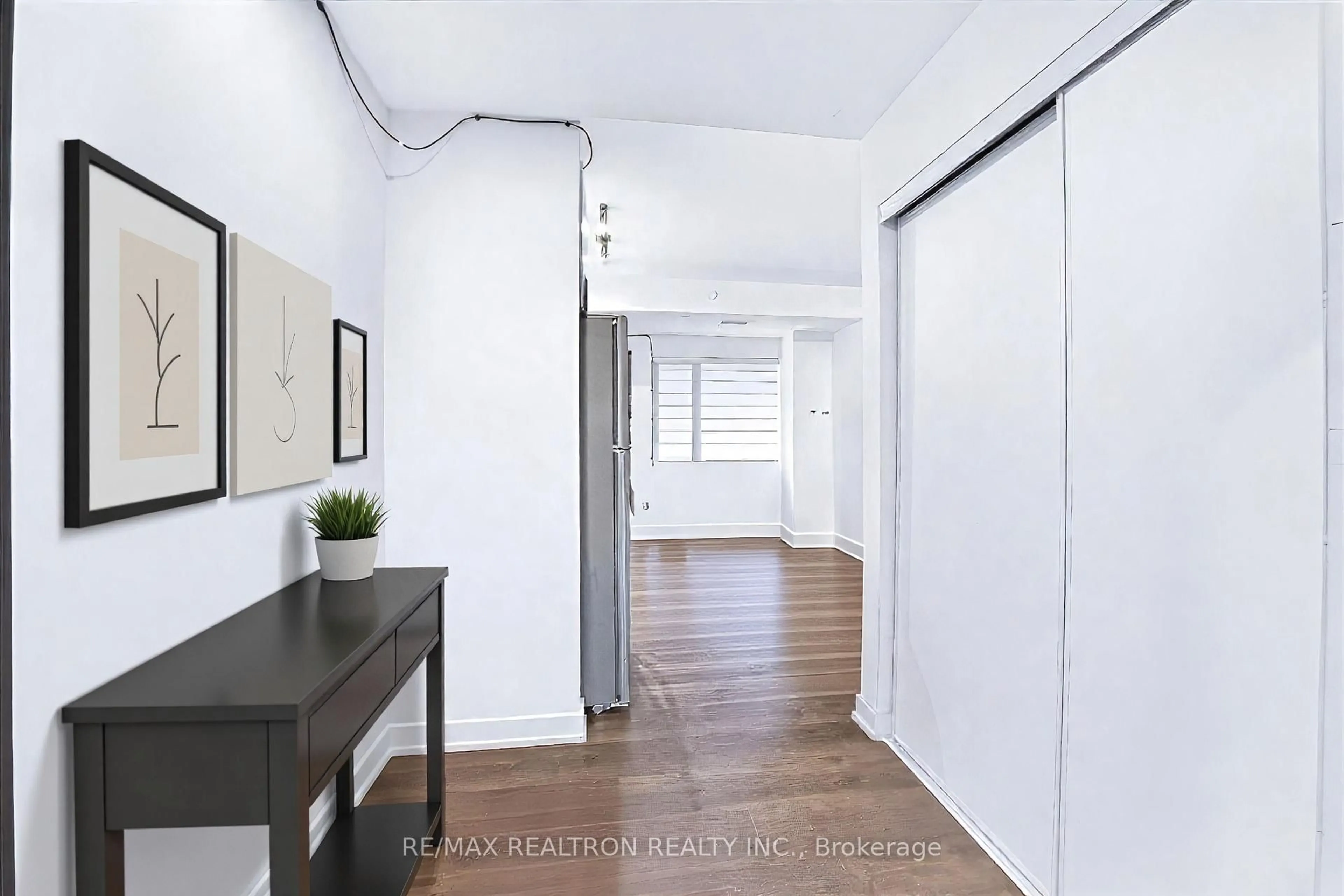 Indoor entryway for 56 Lakeside Terr #510, Barrie Ontario L4M 7B9