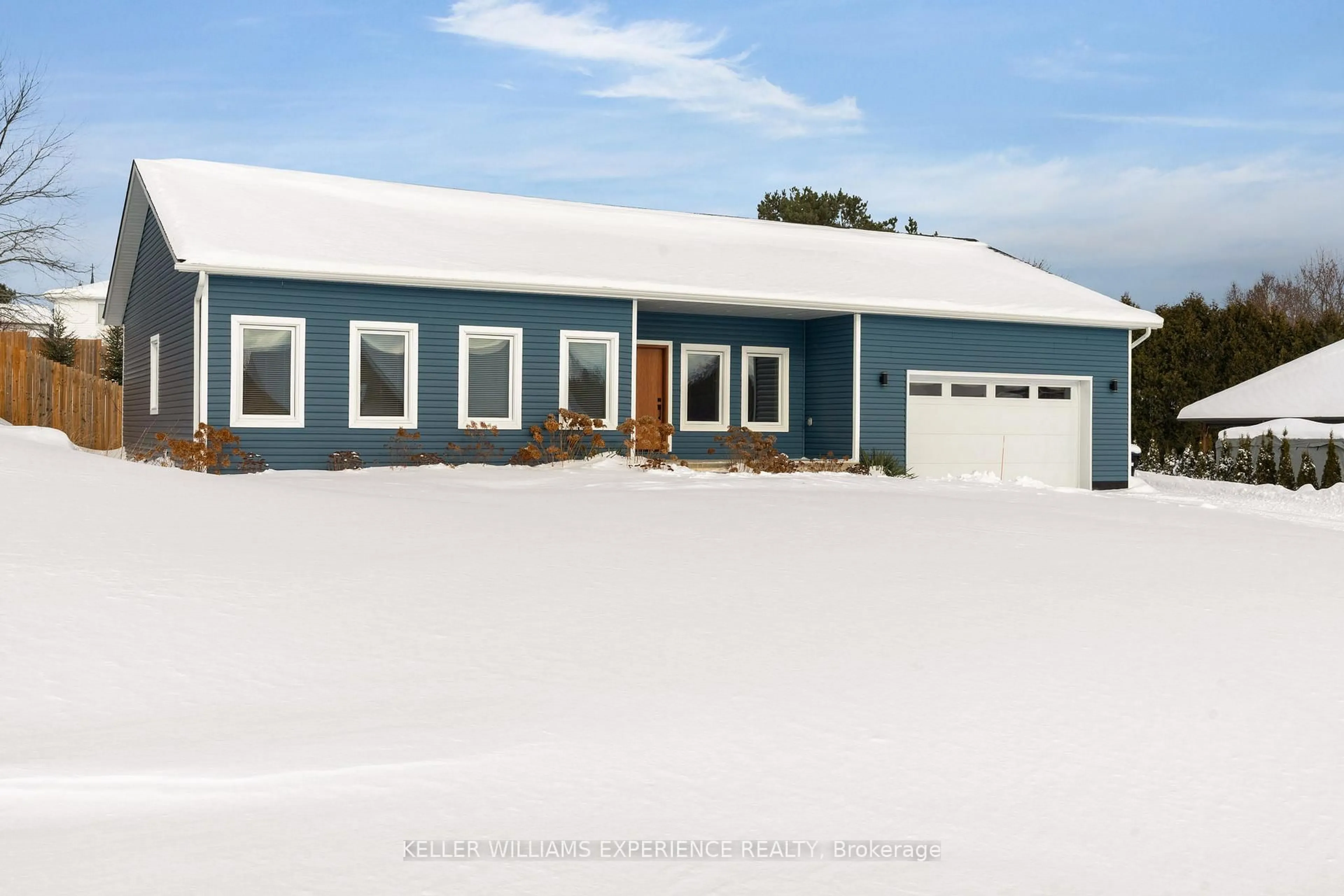 Home with vinyl exterior material, building for 24 Rue Helene, Tiny Ontario L9M 0H1