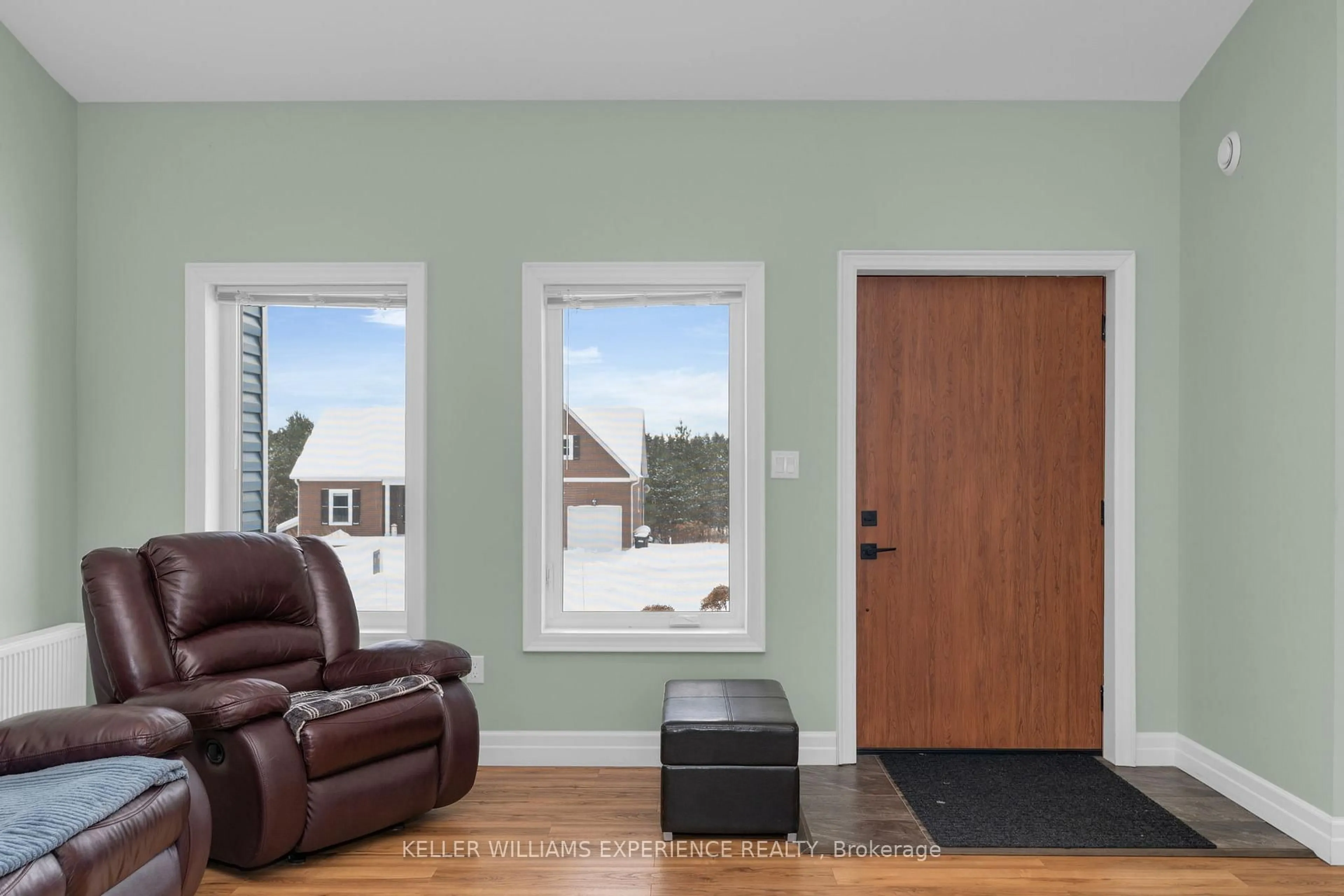 Living room with furniture, unknown for 24 Rue Helene, Tiny Ontario L9M 0H1