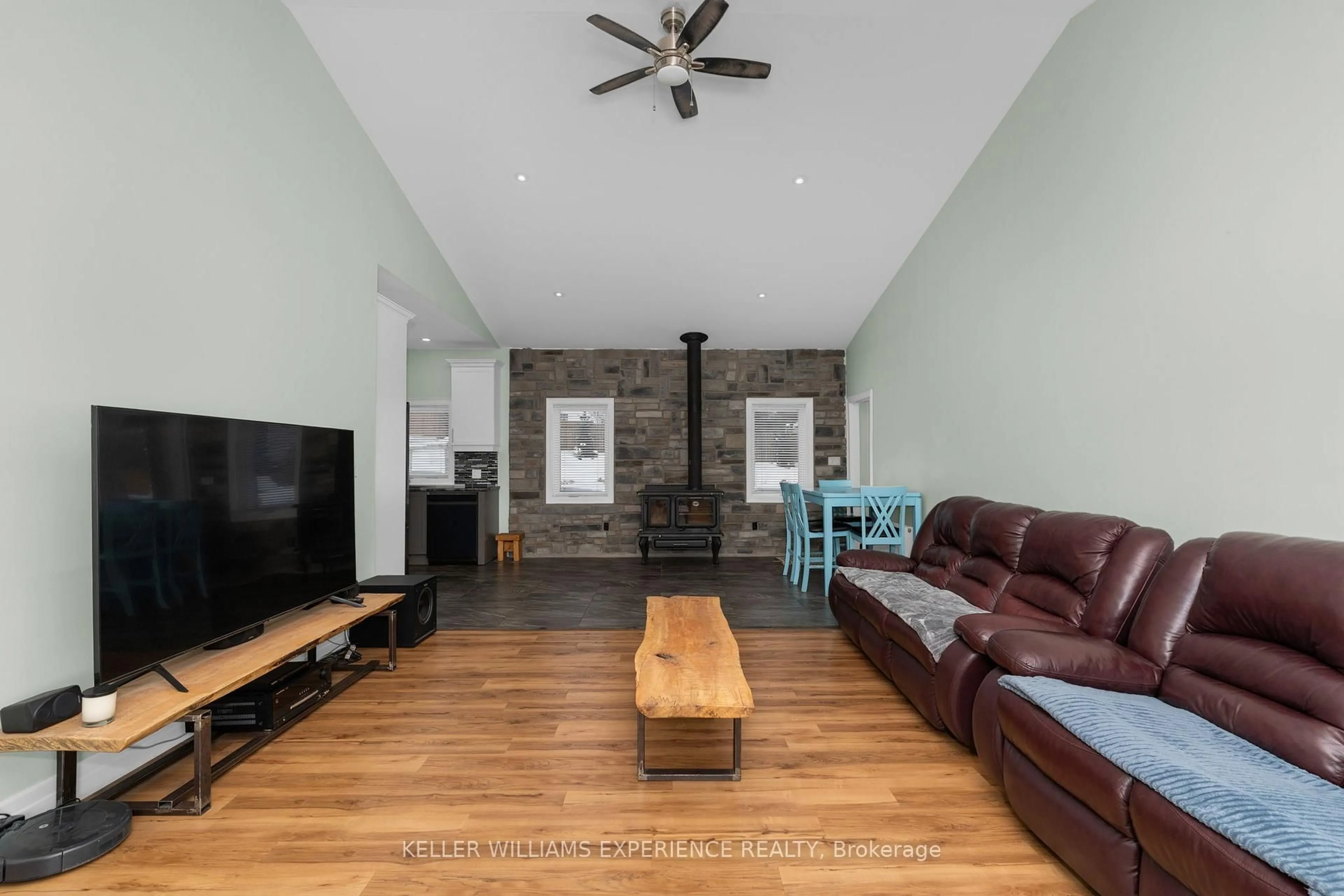 Living room with furniture, unknown for 24 Rue Helene, Tiny Ontario L9M 0H1