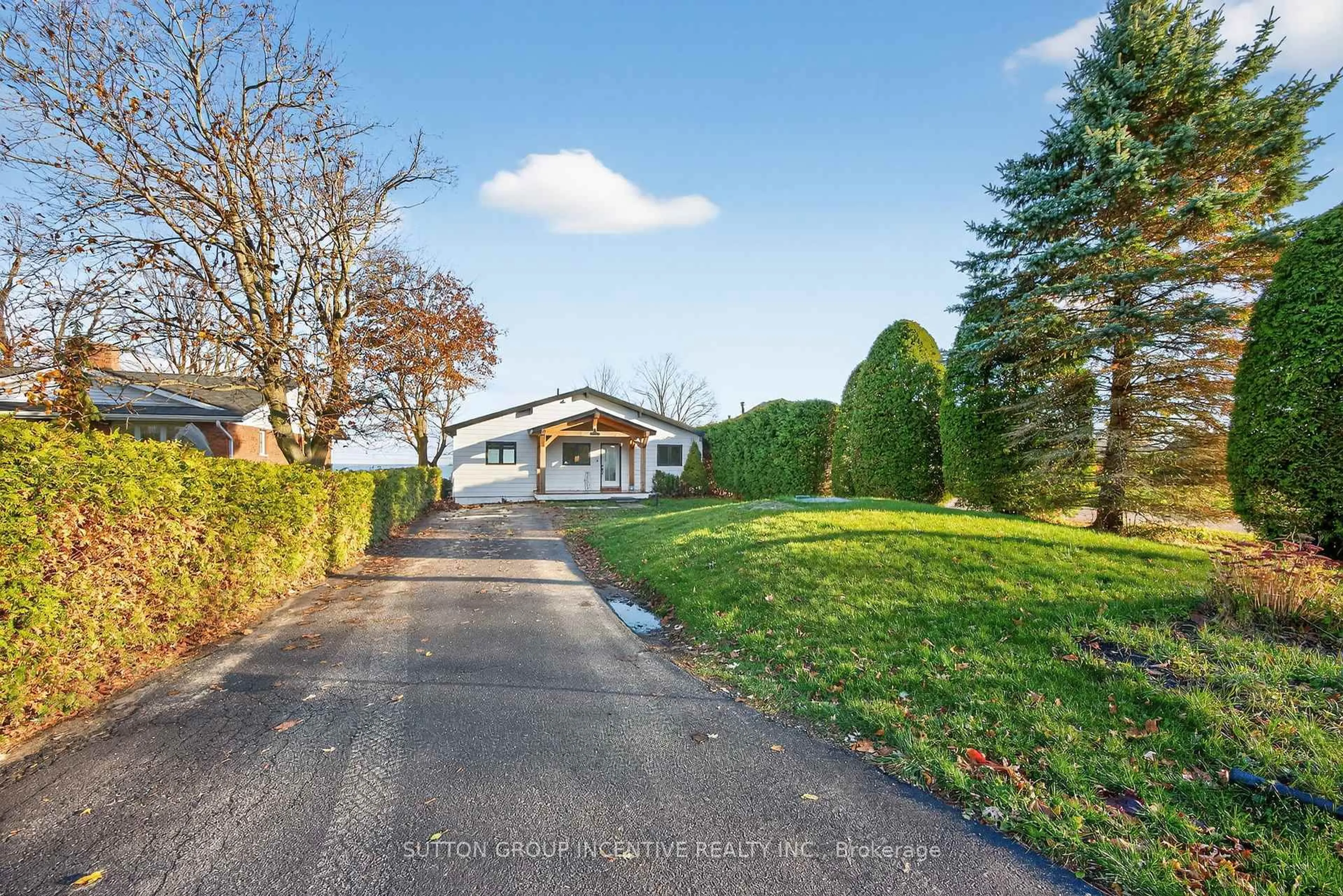 A pic from outside/outdoor area/front of a property/back of a property/a pic from drone, unknown for 211 Moon Point Dr, Oro-Medonte Ontario L3V 6H1