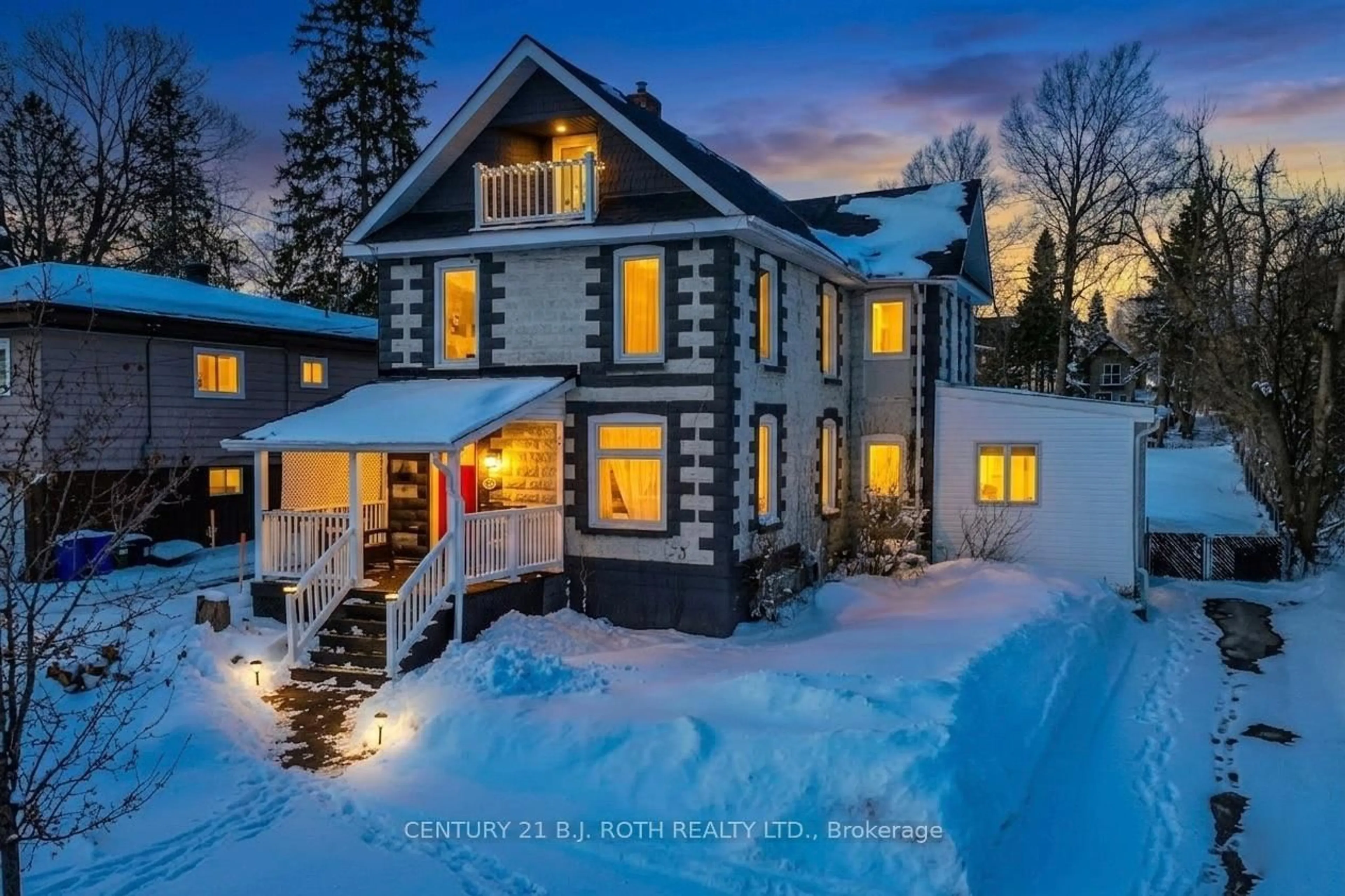 A pic from outside/outdoor area/front of a property/back of a property/a pic from drone, building for 106 Jarvis St, Orillia Ontario L3V 2A3