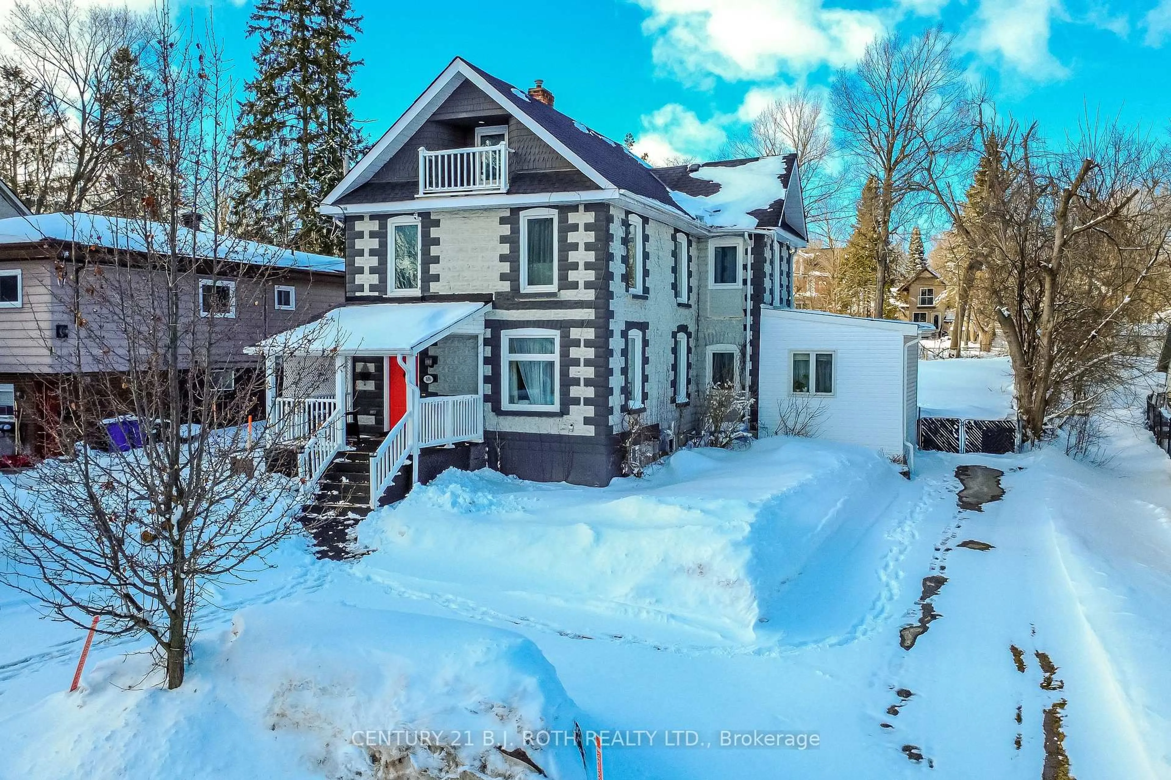 A pic from outside/outdoor area/front of a property/back of a property/a pic from drone, street for 106 Jarvis St, Orillia Ontario L3V 2A3