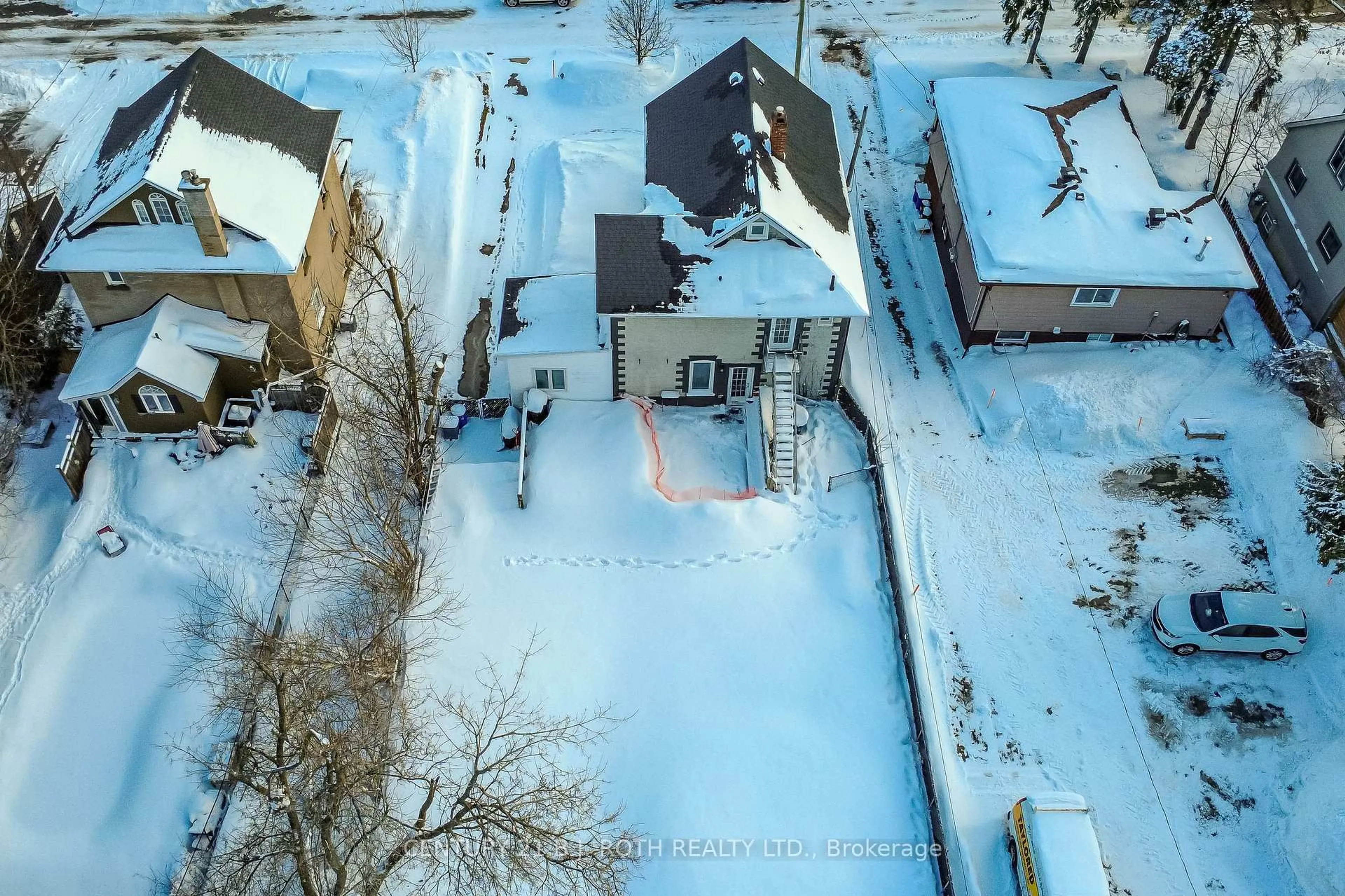 A pic from outside/outdoor area/front of a property/back of a property/a pic from drone, street for 106 Jarvis St, Orillia Ontario L3V 2A3