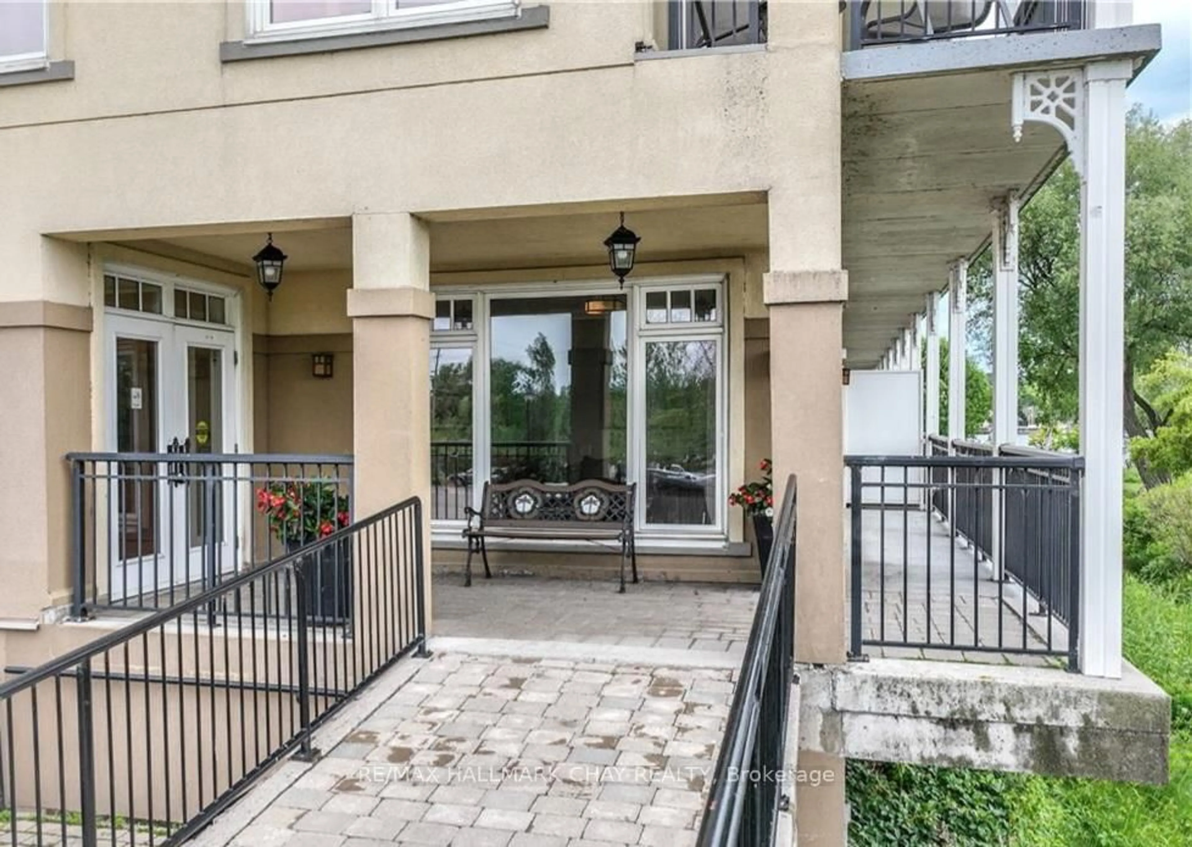 Indoor entryway for 140 Cedar Island Rd #112, Orillia Ontario L3V 1T1