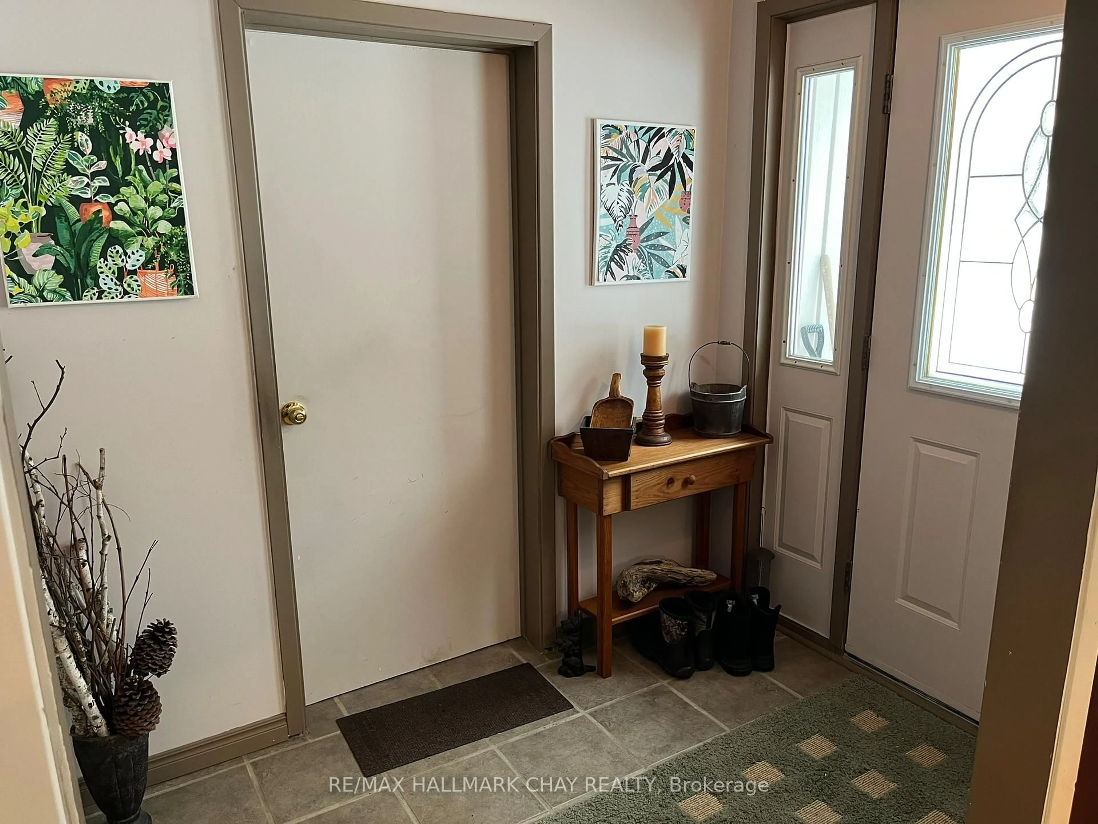 Indoor entryway for 348 Mount St. Louis Rd, Oro-Medonte Ontario L0K 1N0