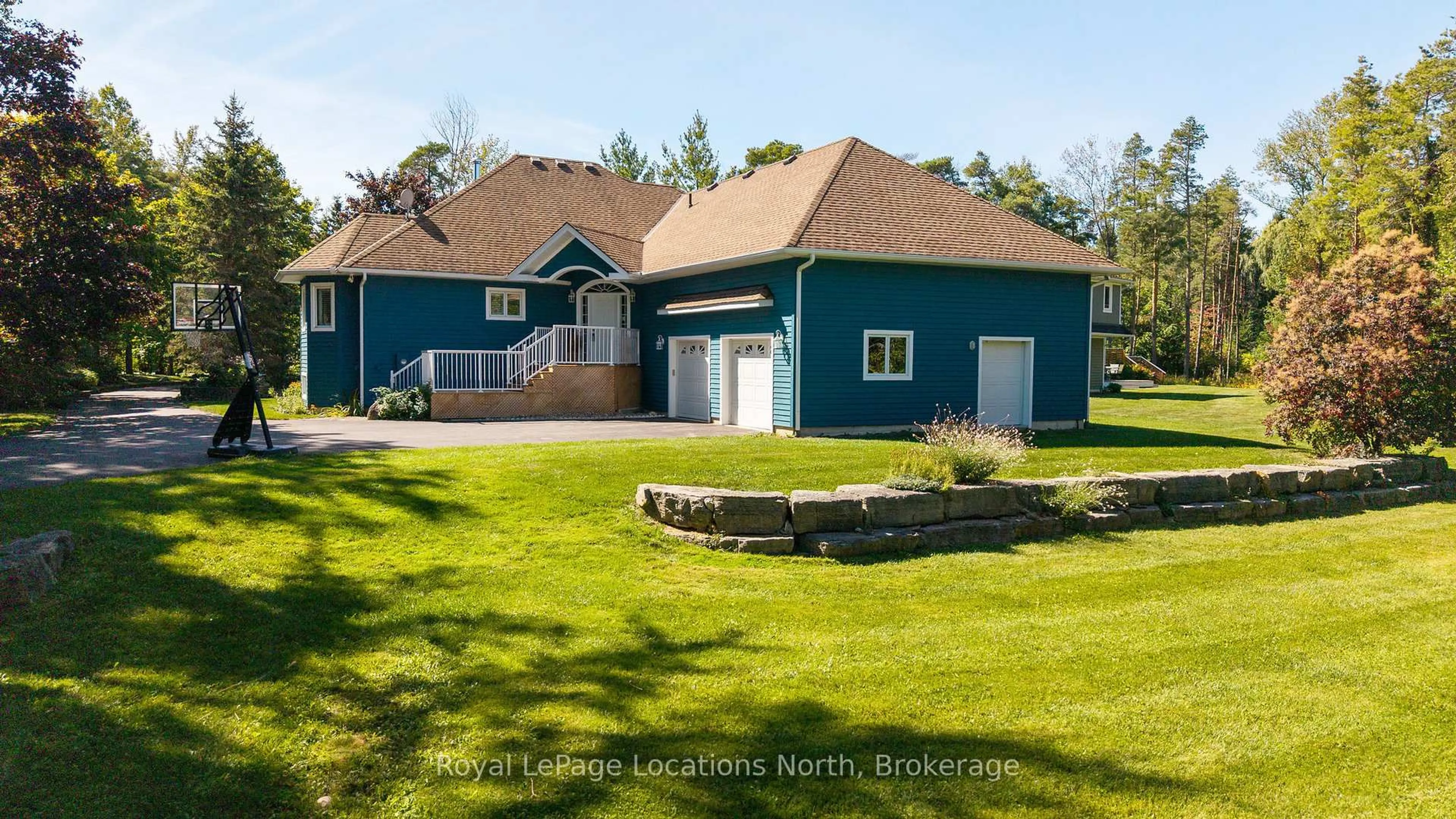 A pic from outside/outdoor area/front of a property/back of a property/a pic from drone, water/lake/river/ocean view for 9 Georgian Crt, Collingwood Ontario L9Y 4W5