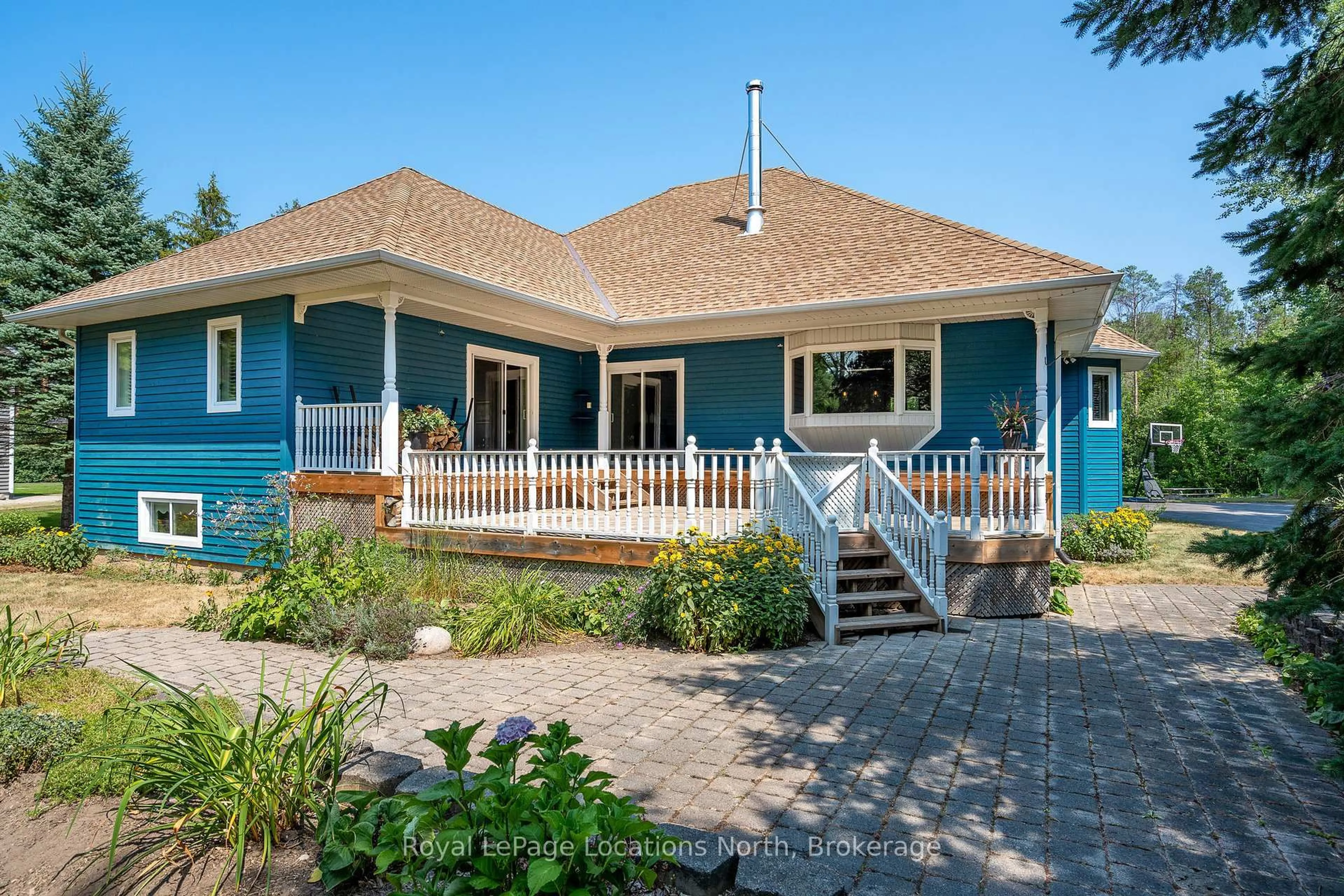 Home with vinyl exterior material, street for 9 Georgian Crt, Collingwood Ontario L9Y 4W5