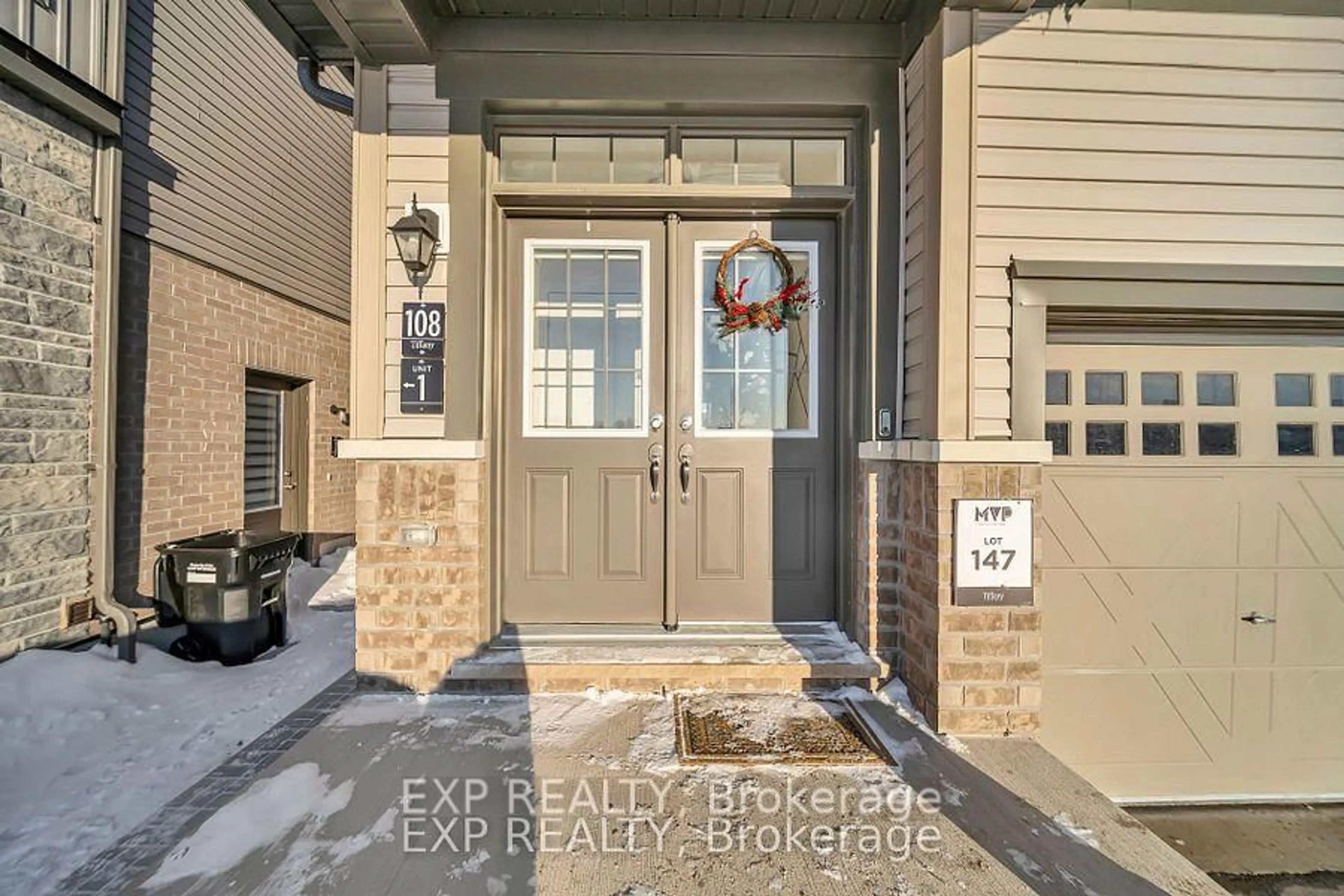 Indoor entryway for 108 Durham Ave, Barrie Ontario L9J 0L8
