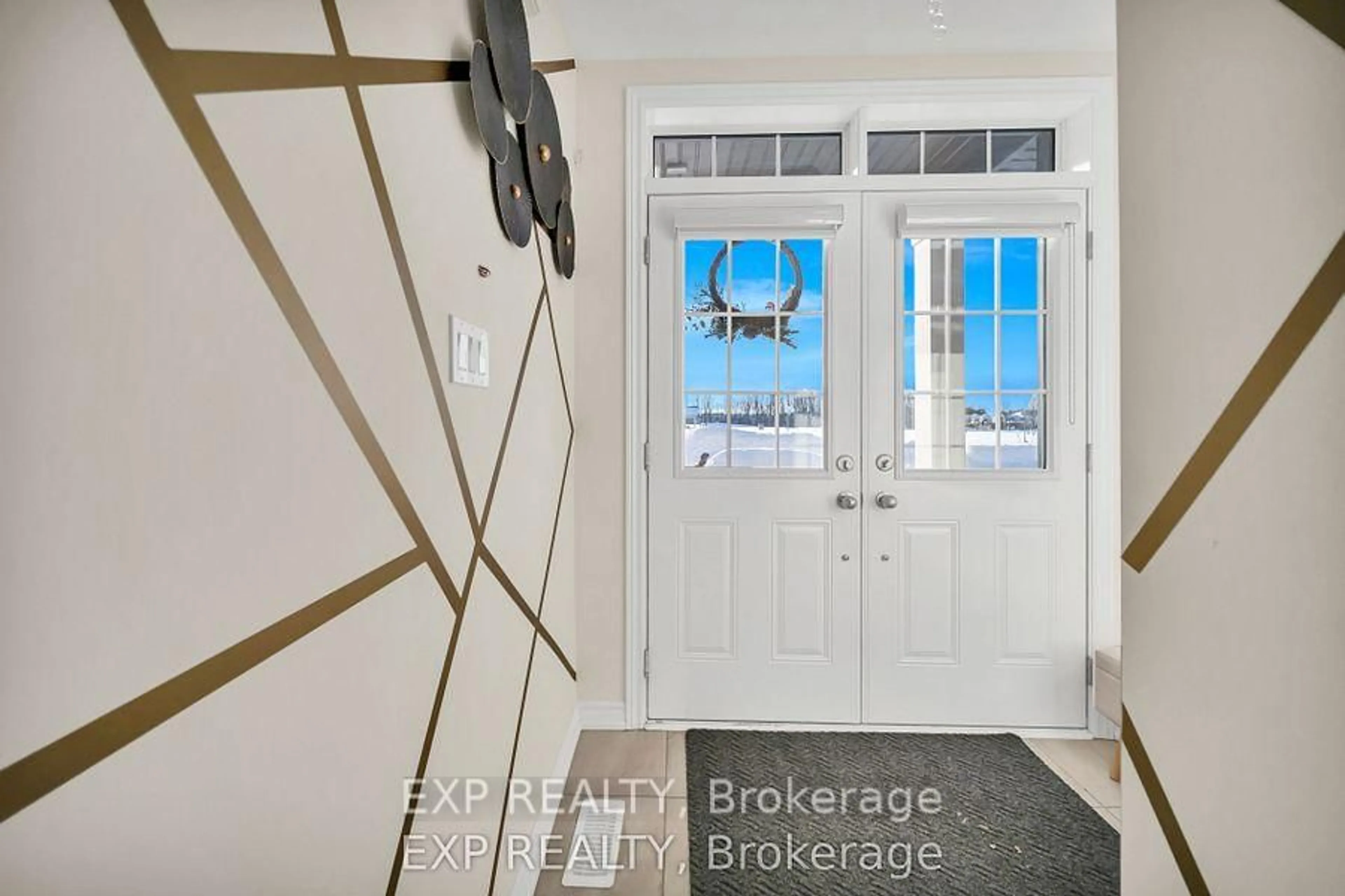 Indoor entryway for 108 Durham Ave, Barrie Ontario L9J 0L8