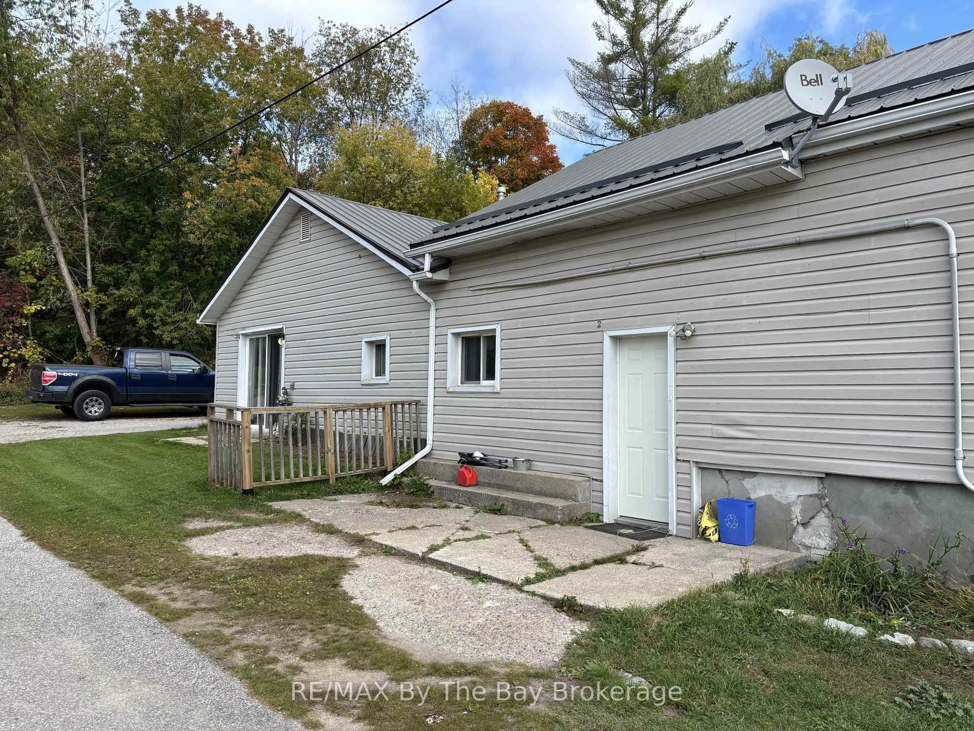 A pic from outside/outdoor area/front of a property/back of a property/a pic from drone, street for 203 Gianetto Dr, Midland Ontario L4R 5J4