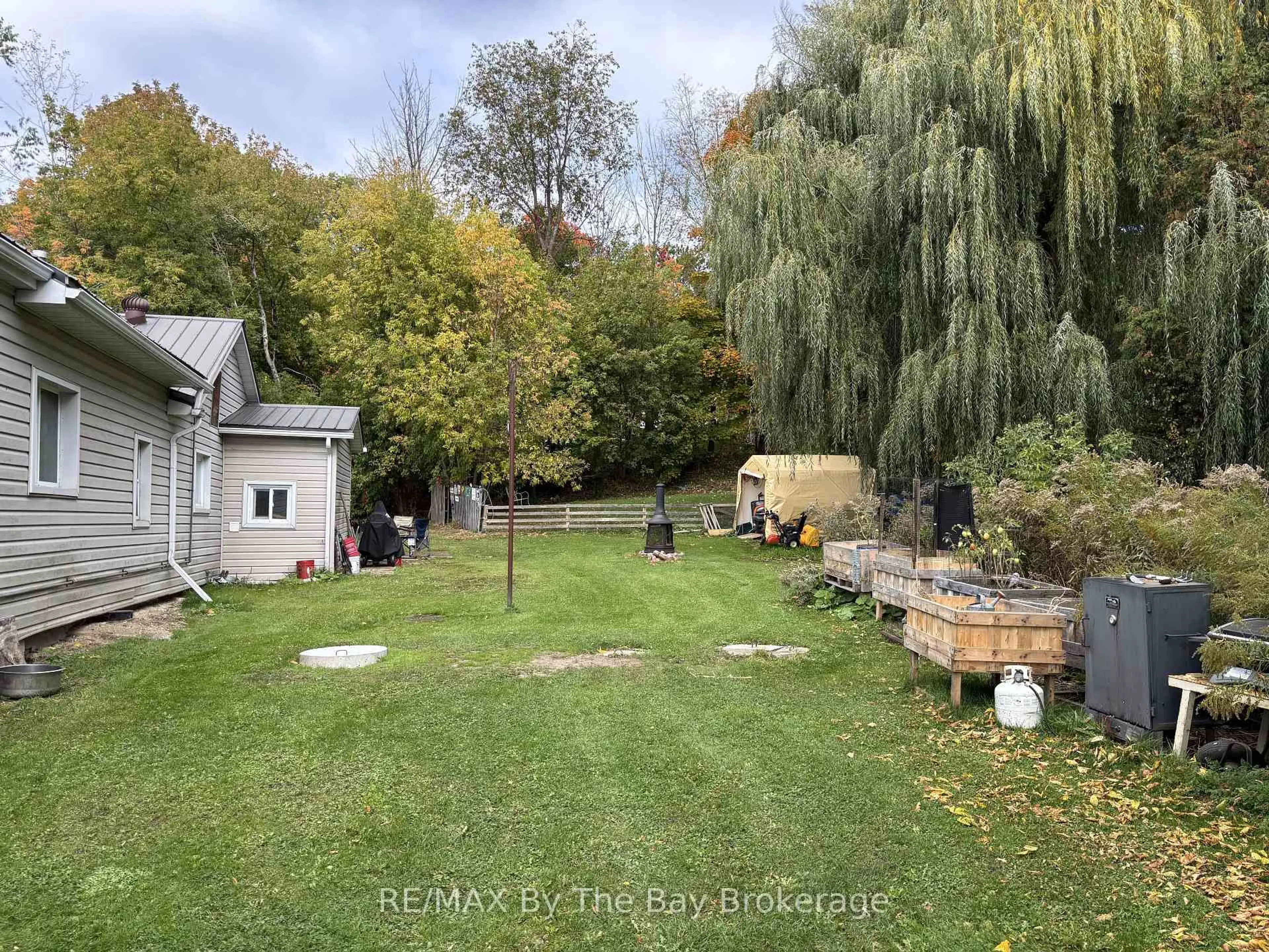 A pic from outside/outdoor area/front of a property/back of a property/a pic from drone, forest/trees view for 203 Gianetto Dr, Midland Ontario L4R 5J4