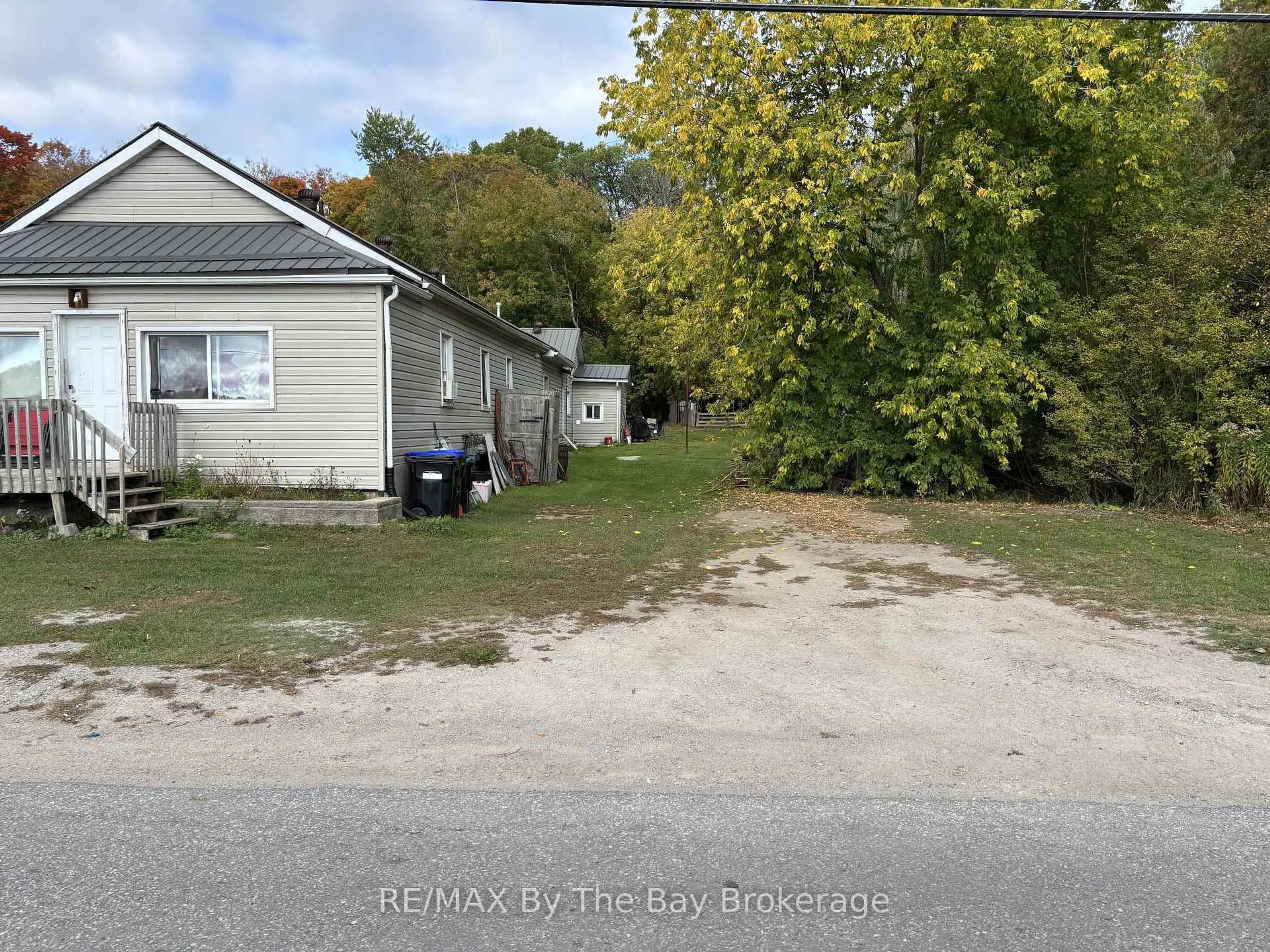 A pic from outside/outdoor area/front of a property/back of a property/a pic from drone, street for 203 Gianetto Dr, Midland Ontario L4R 5J4