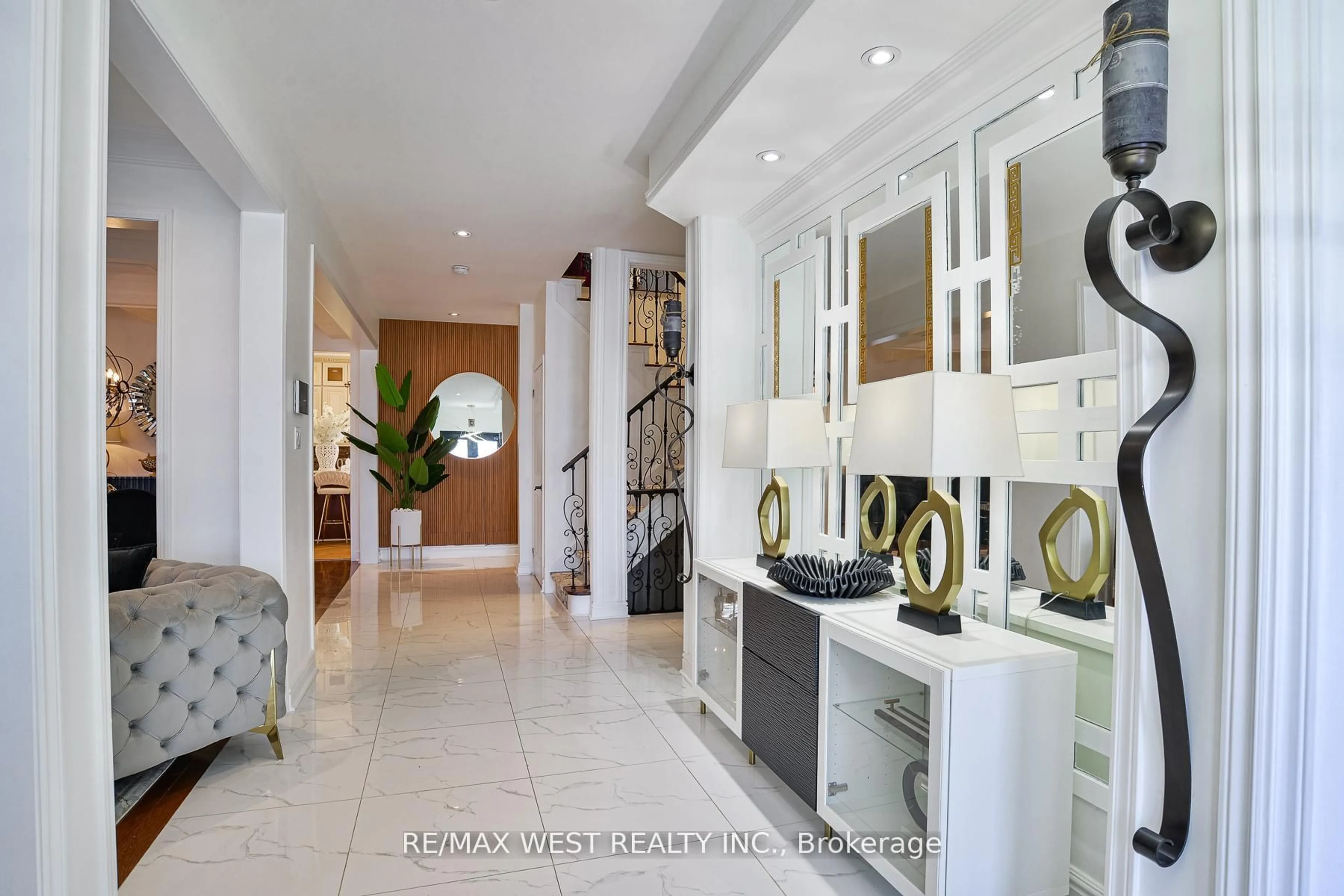 Indoor entryway for 134 Sandringham Dr, Barrie Ontario L4M 0C9