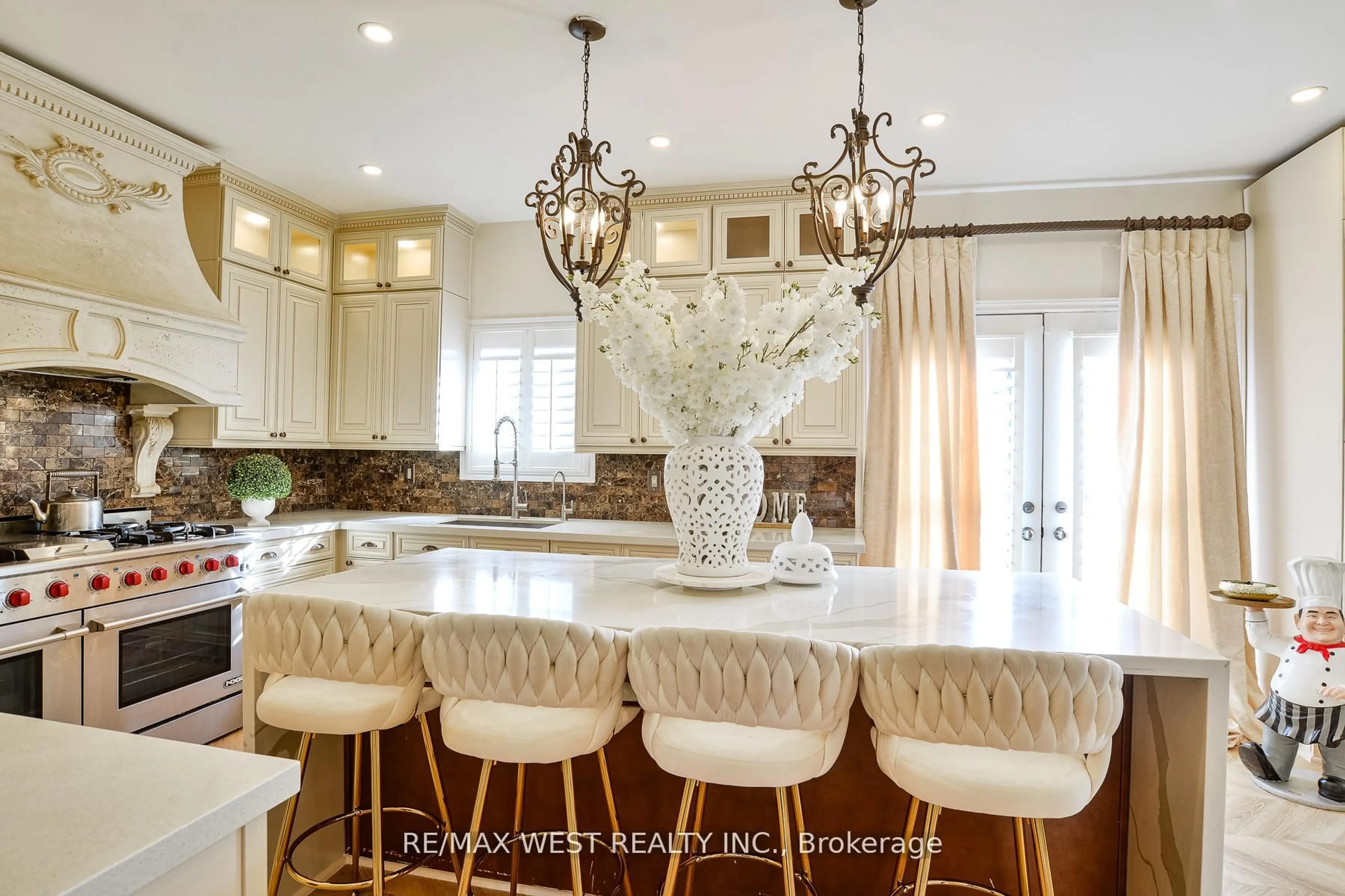 Open concept kitchen, ceramic/tile floor for 134 Sandringham Dr, Barrie Ontario L4M 0C9