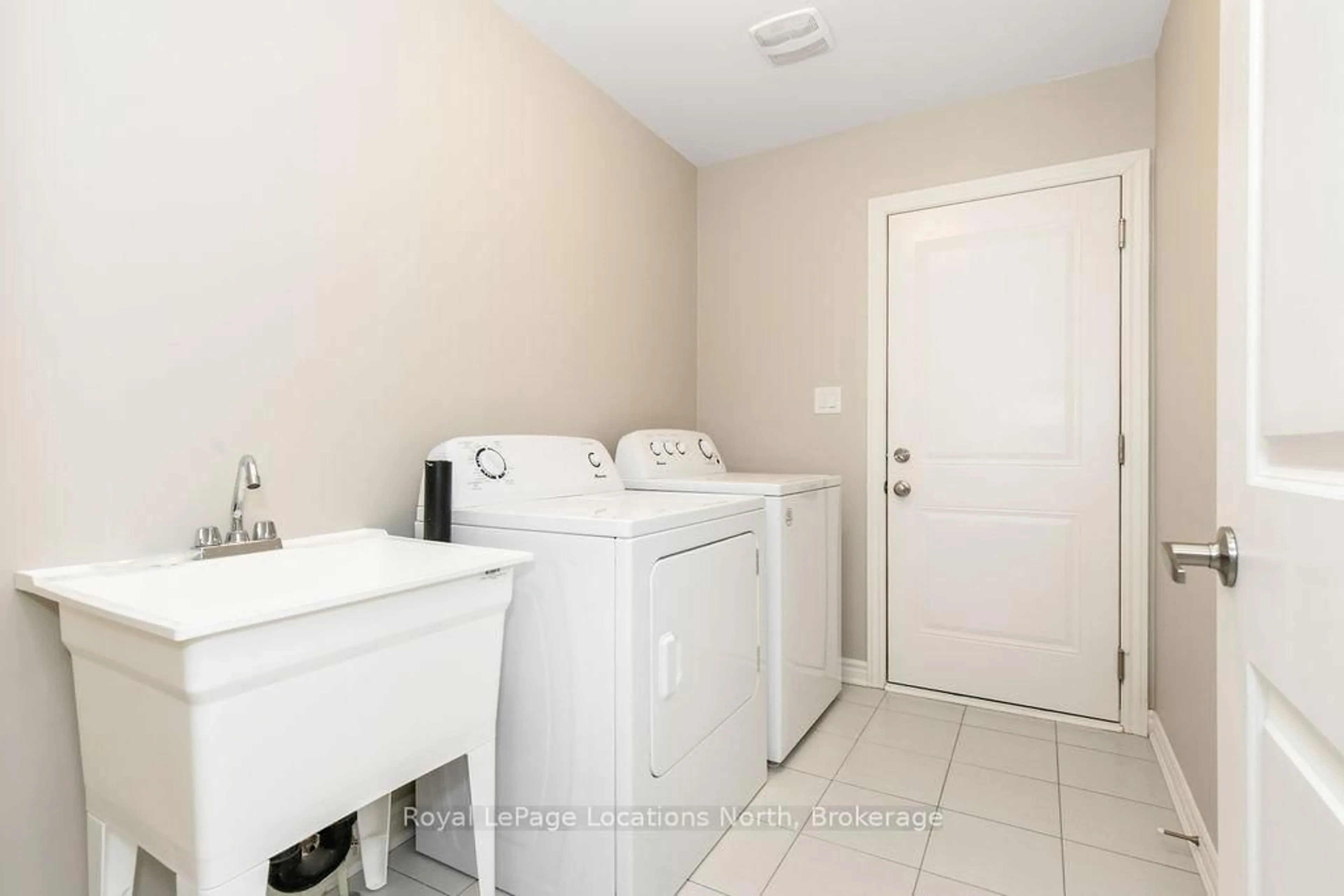 Laundry room for 276 Springfield Cres, Clearview Ontario L0M 1S0