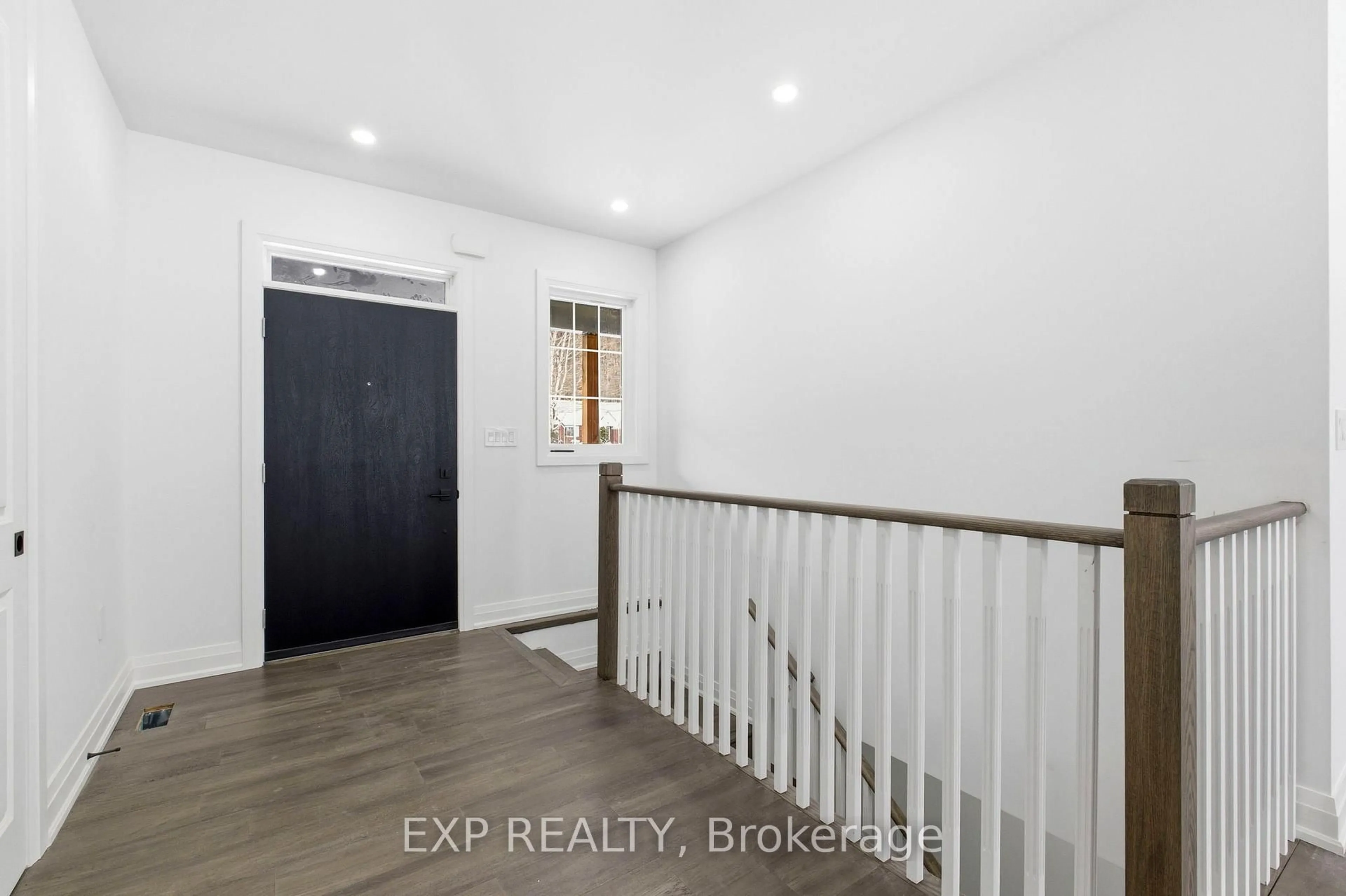 Indoor entryway for 49 Beaufort Cres, Tiny Ontario L9M 0B8