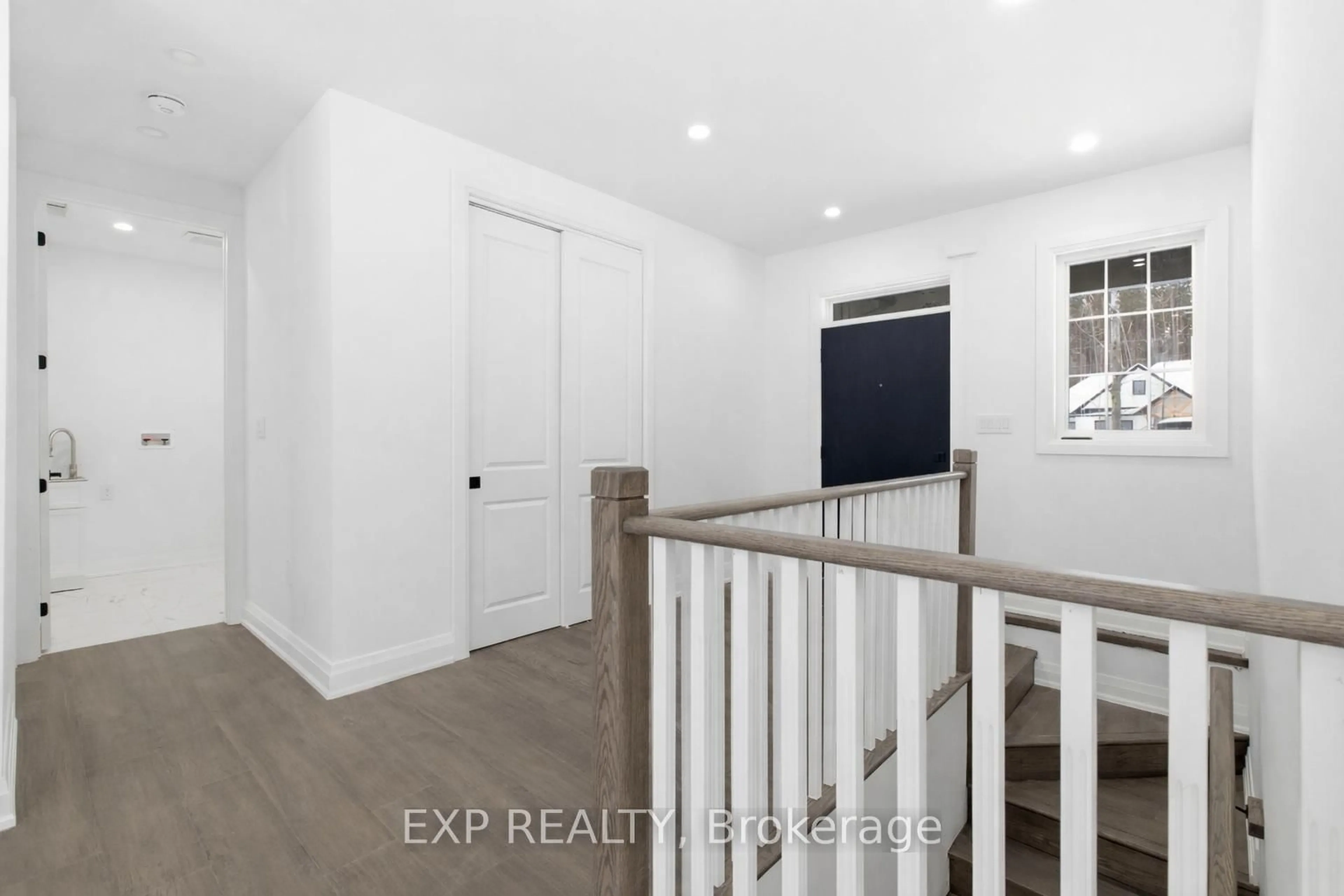 Indoor entryway for 49 Beaufort Cres, Tiny Ontario L9M 0B8