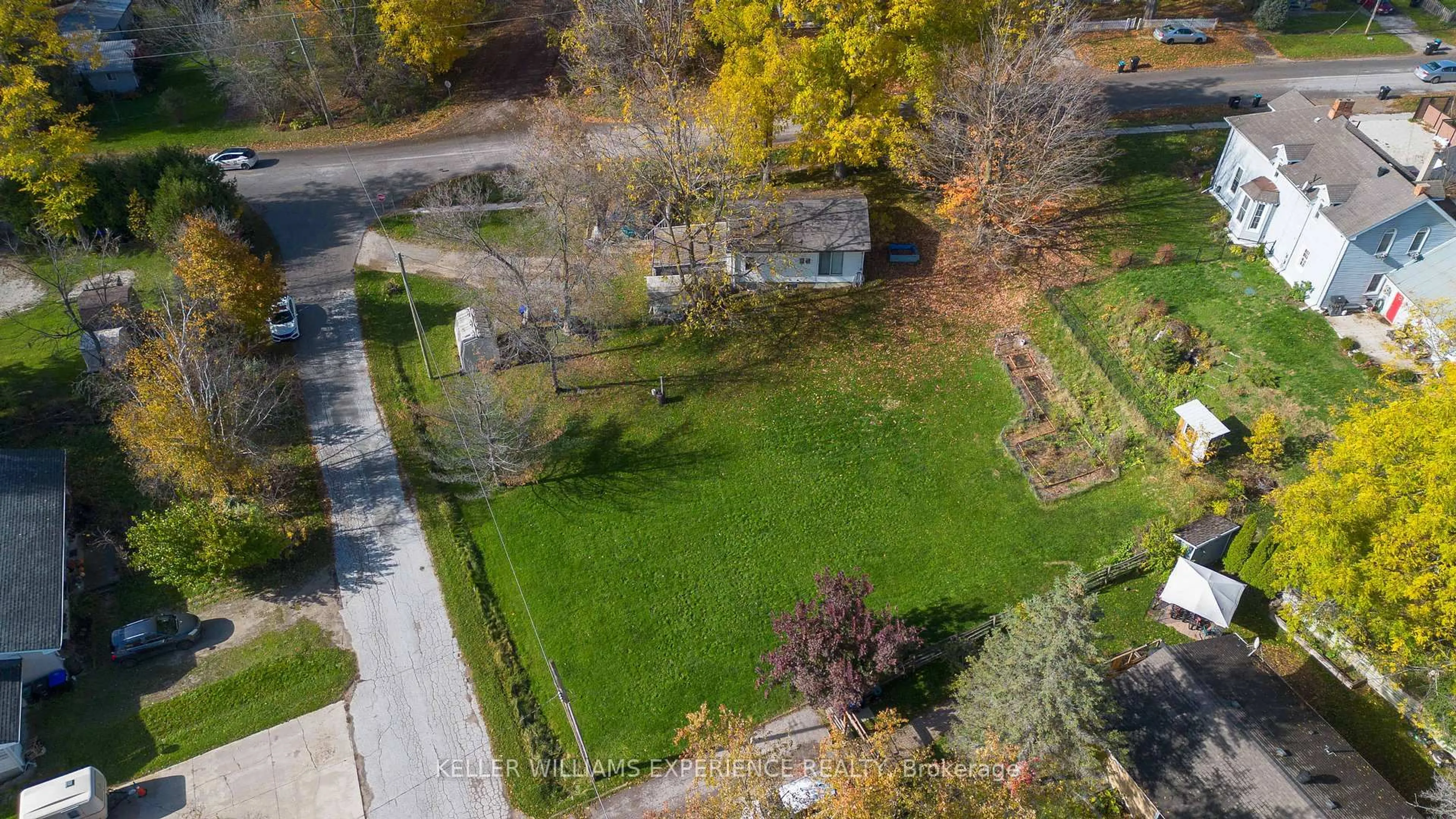 A pic from outside/outdoor area/front of a property/back of a property/a pic from drone, street for 12 ELGIN St, Clearview Ontario L0M 1N0