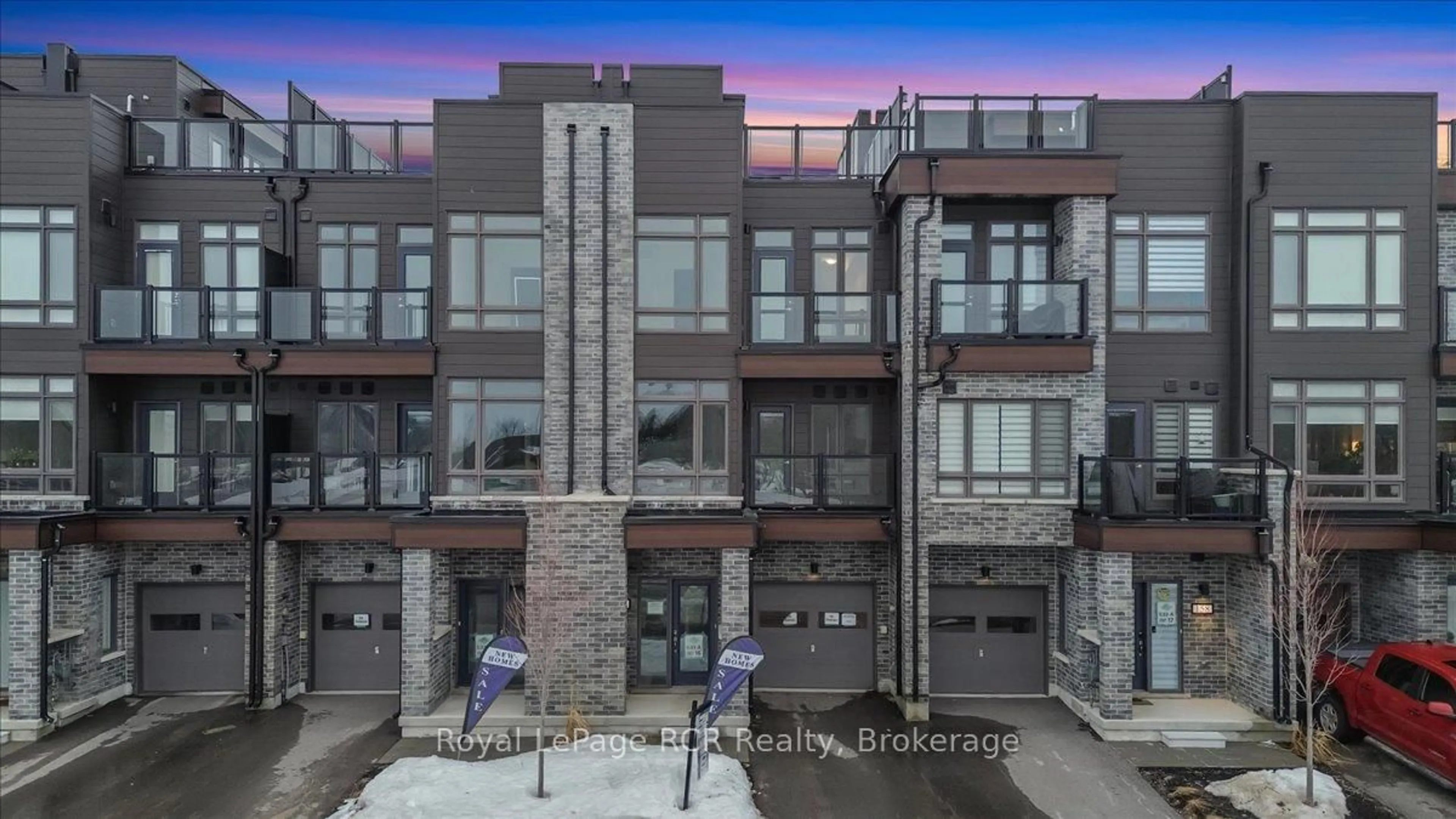 A pic from outside/outdoor area/front of a property/back of a property/a pic from drone, street for 154 Elgin St, Orillia Ontario L3V 8P7