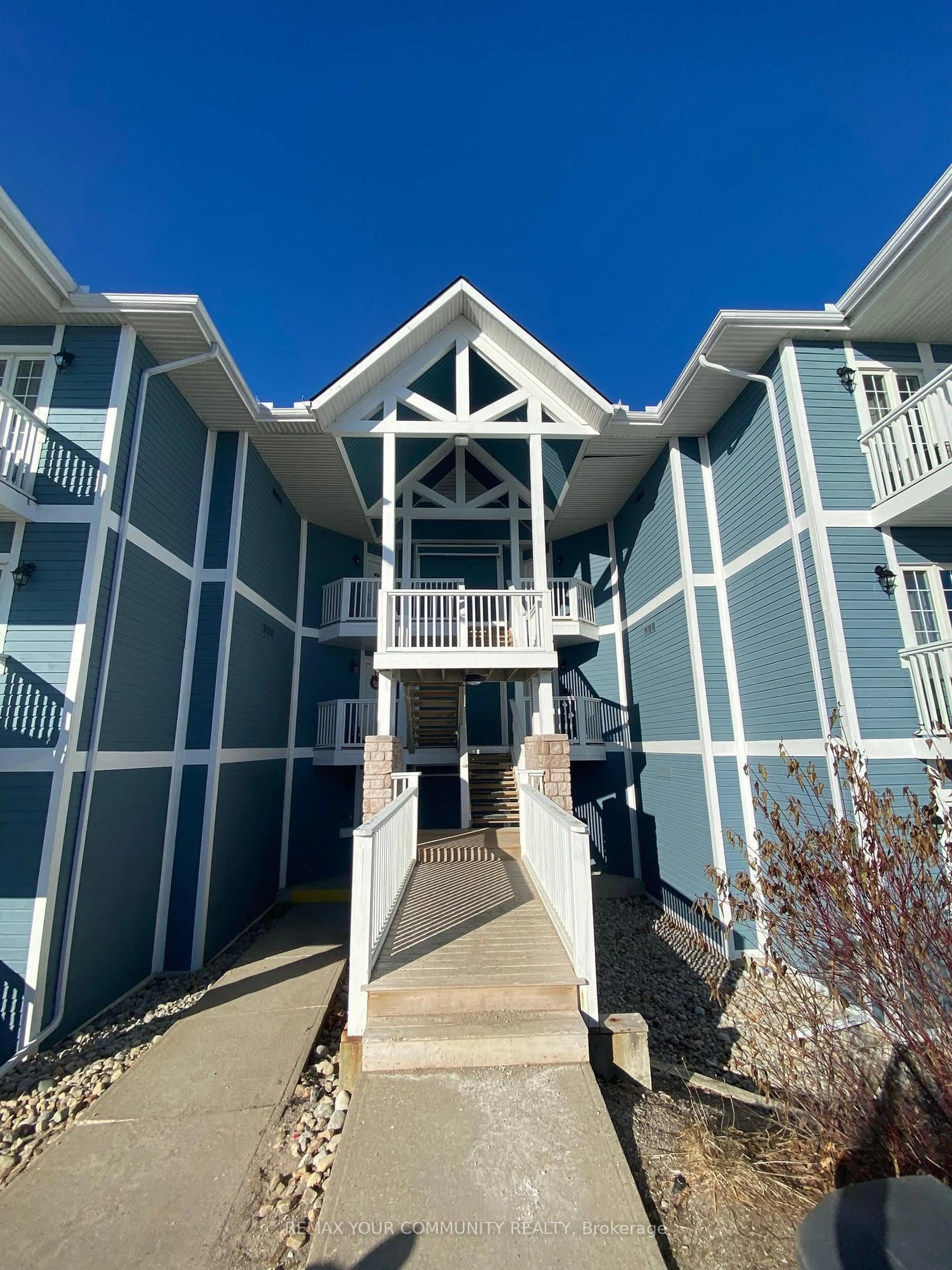 Indoor foyer for 90 Highland Dr #2244/45, Oro-Medonte Ontario L0L 2L0