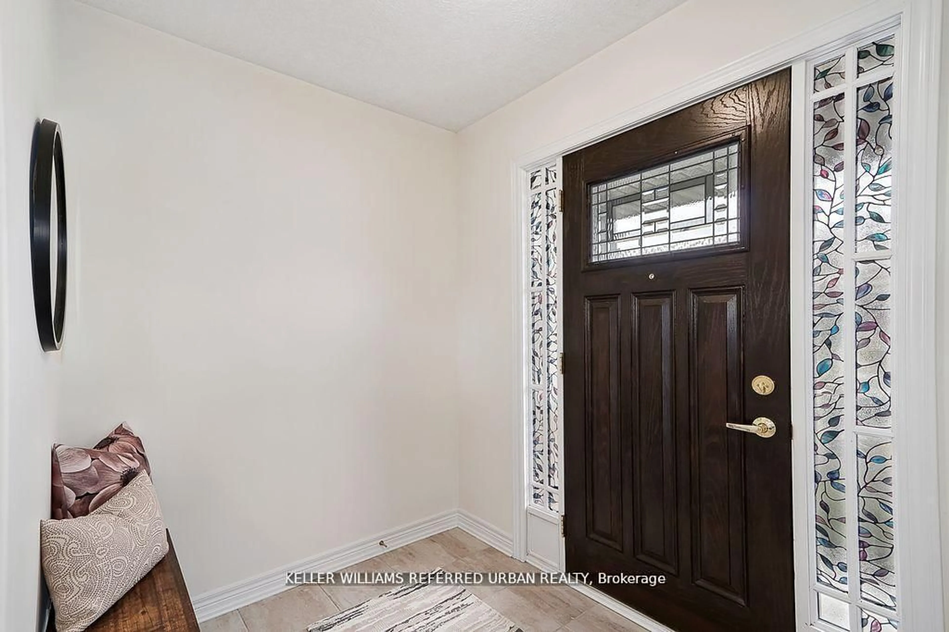 Indoor entryway for 14 Foley Cres, Collingwood Ontario L9Y 3B7