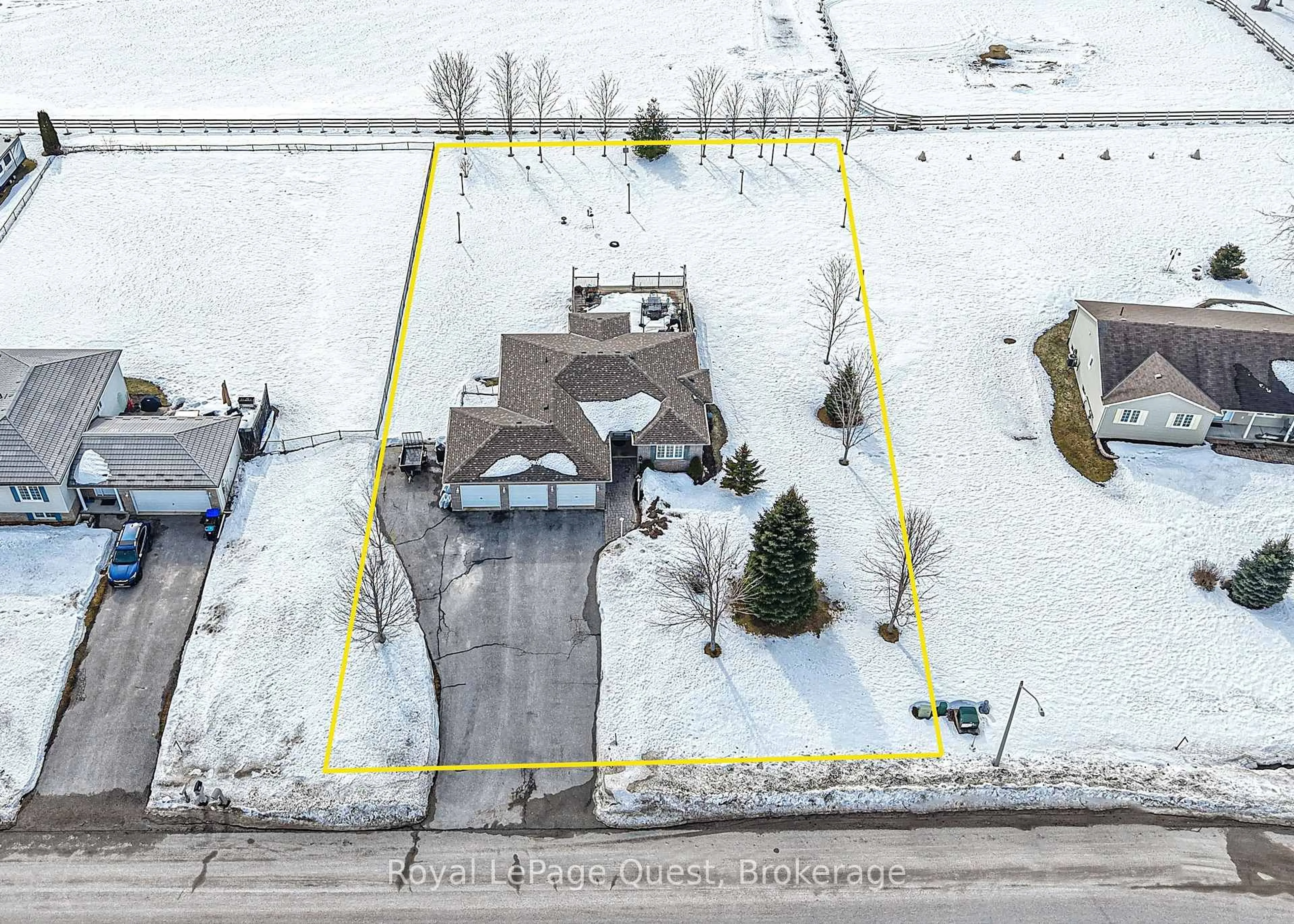 A pic from outside/outdoor area/front of a property/back of a property/a pic from drone, street for 4662 Zachary Cres, Ramara Ontario L3V 6H7