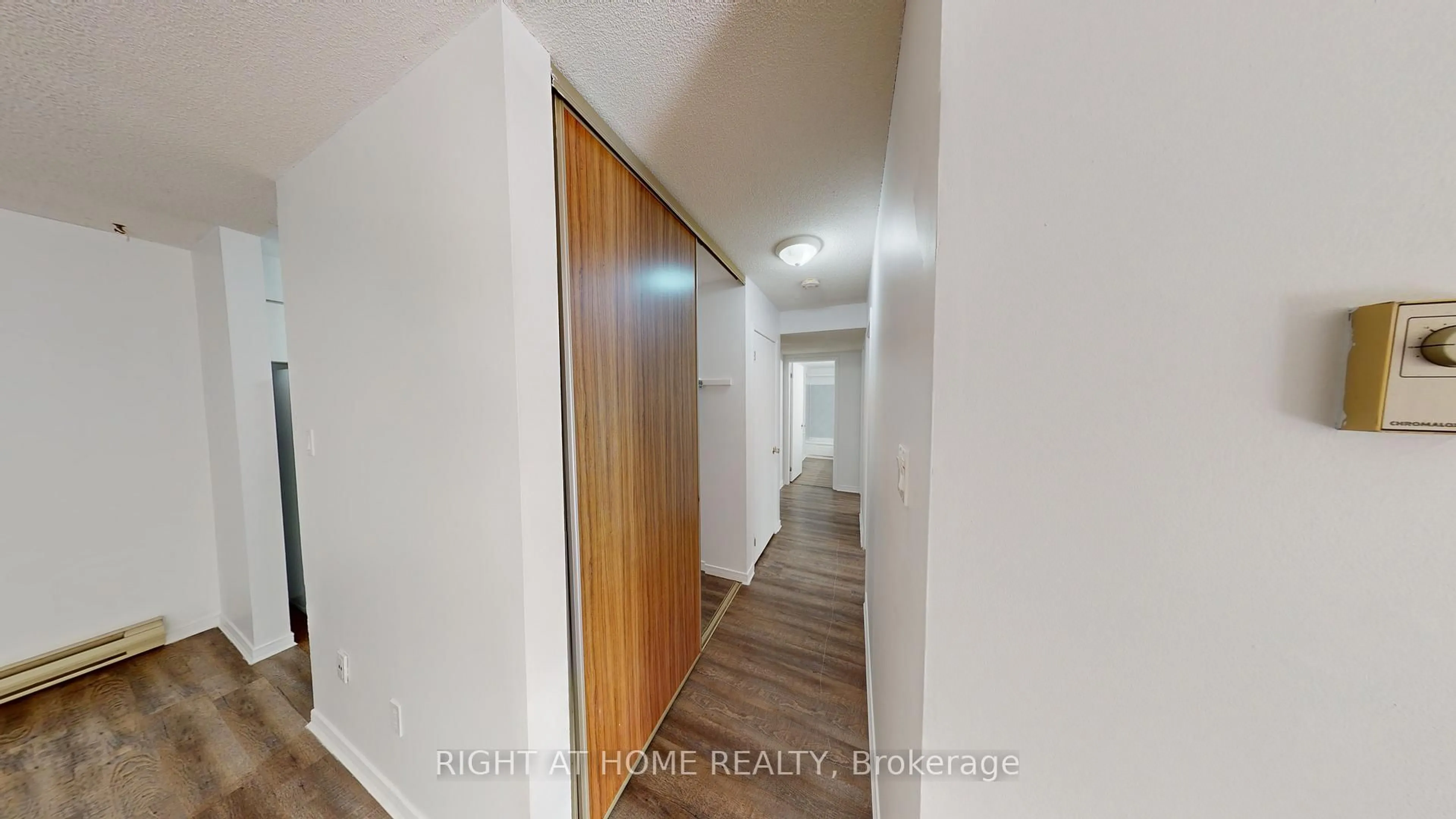 Indoor entryway for 25 Meadow Lane #304, Barrie Ontario L4N 7K2