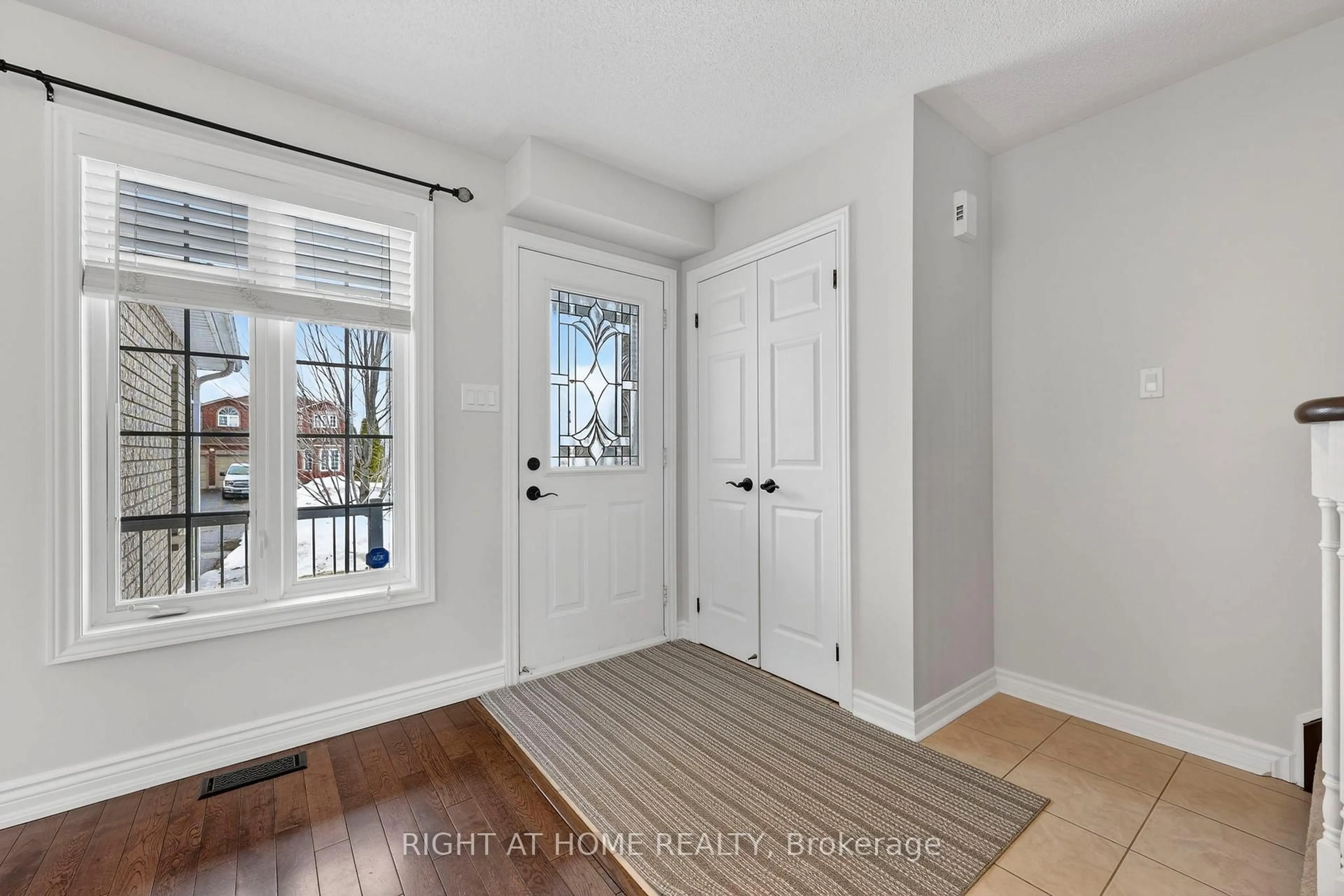 Indoor entryway for 65 MASTERS Dr, Barrie Ontario L4M 6W9