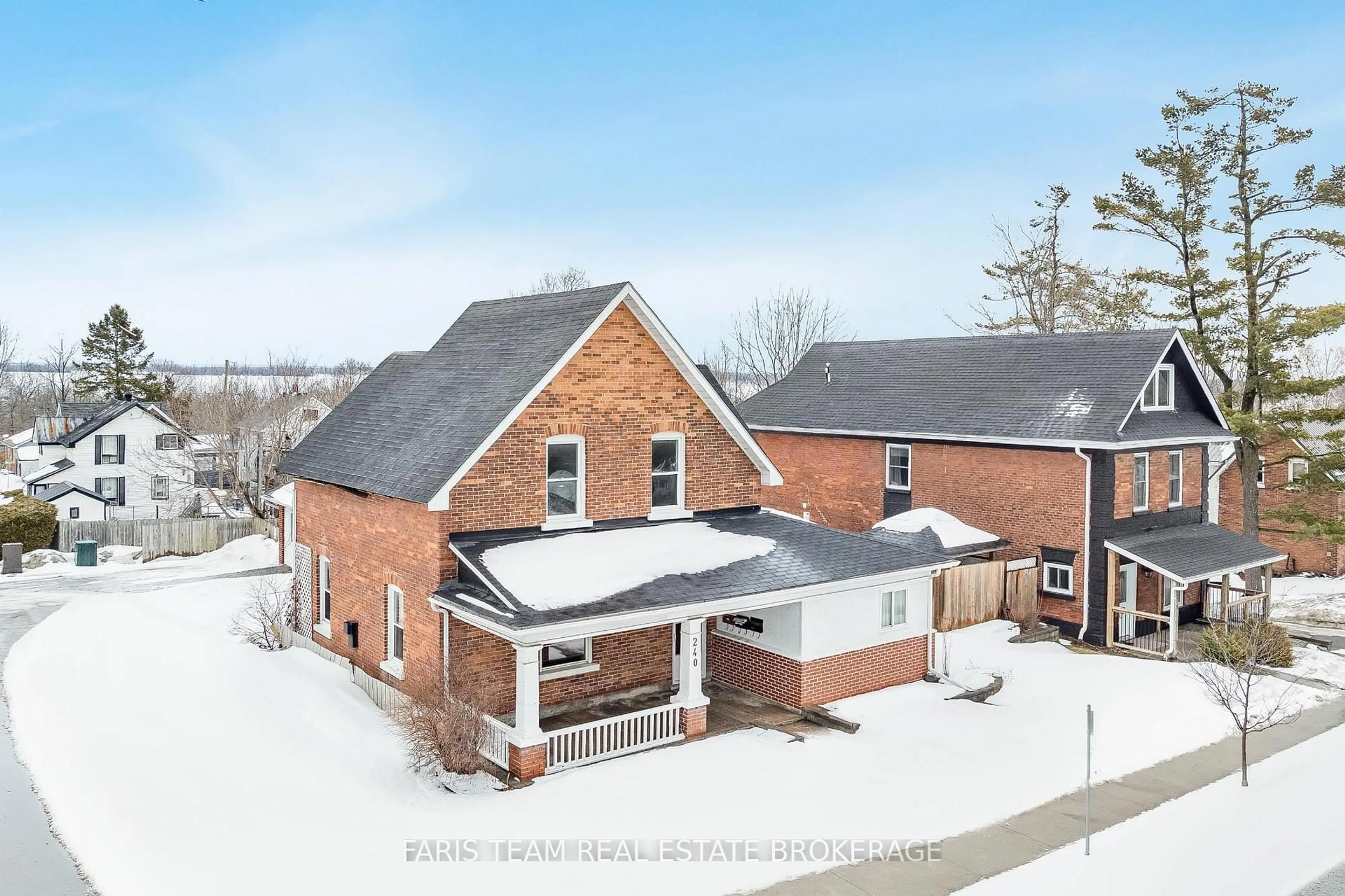 A pic from outside/outdoor area/front of a property/back of a property/a pic from drone, unknown for 240 Laclie St, Orillia Ontario L3V 4N6