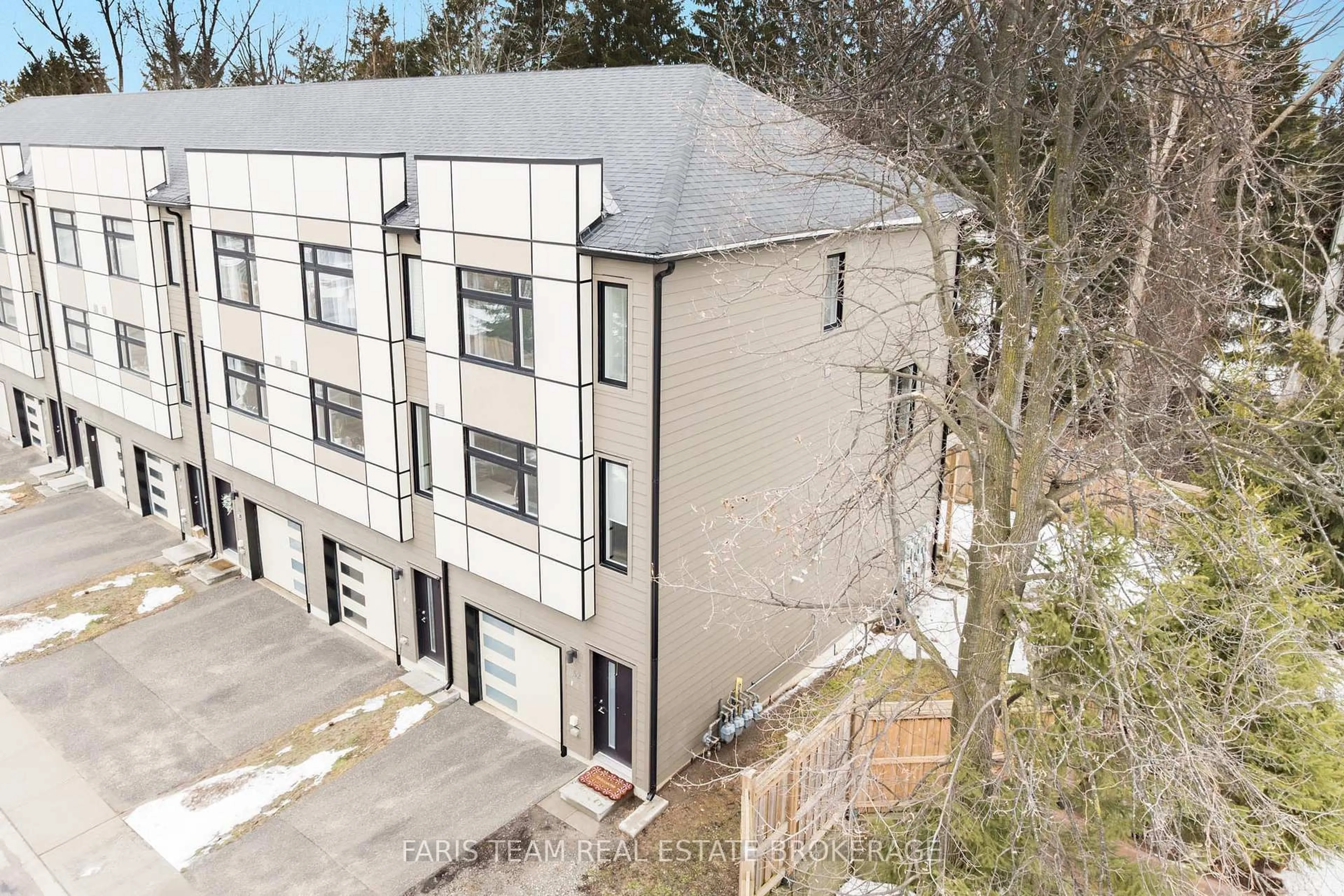 A pic from outside/outdoor area/front of a property/back of a property/a pic from drone, building for 540 Essa Rd #52, Barrie Ontario L4N 9E5