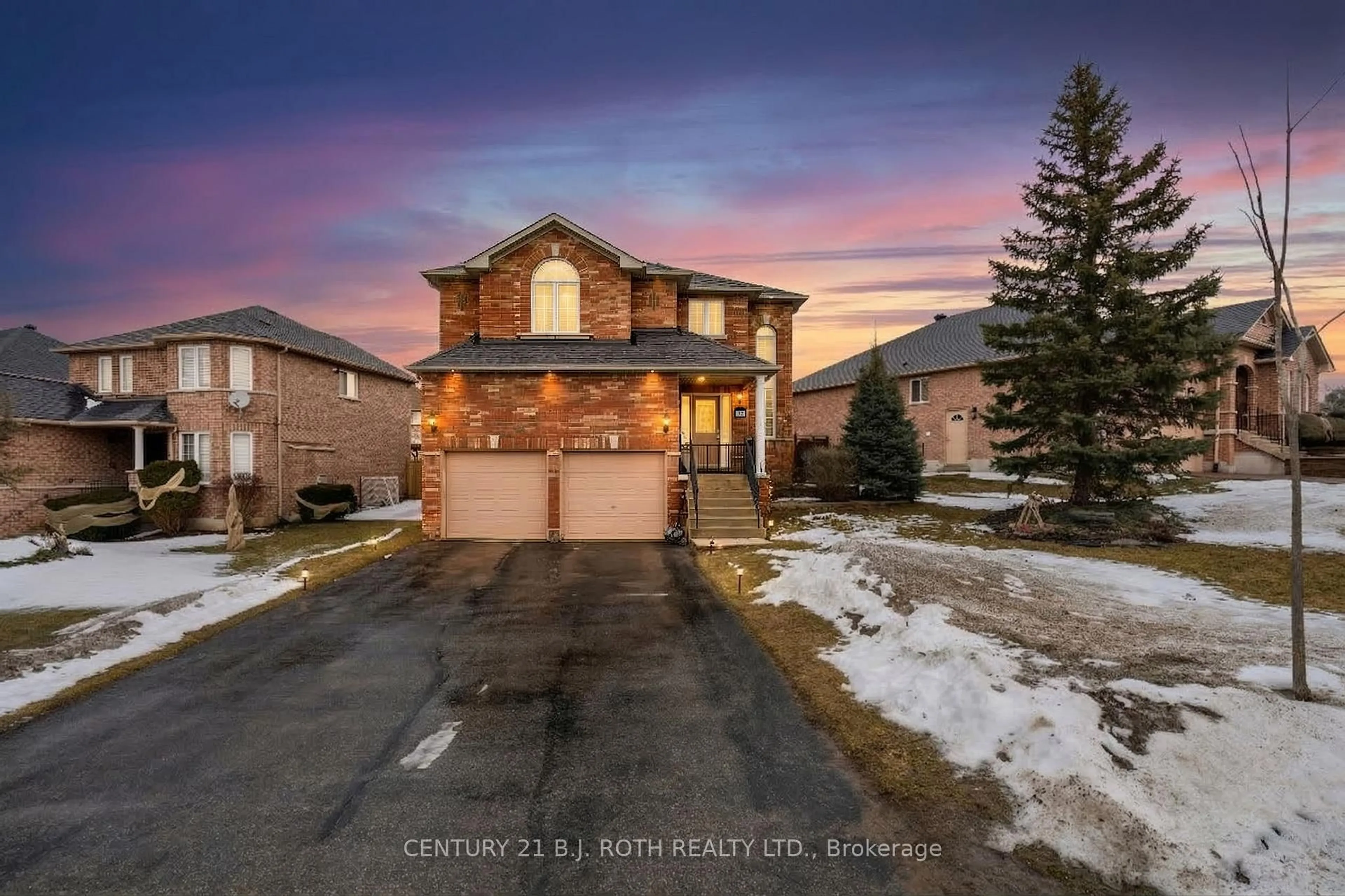 A pic from outside/outdoor area/front of a property/back of a property/a pic from drone, street for 32 Prince of Wales Dr, Barrie Ontario L4N 0T2