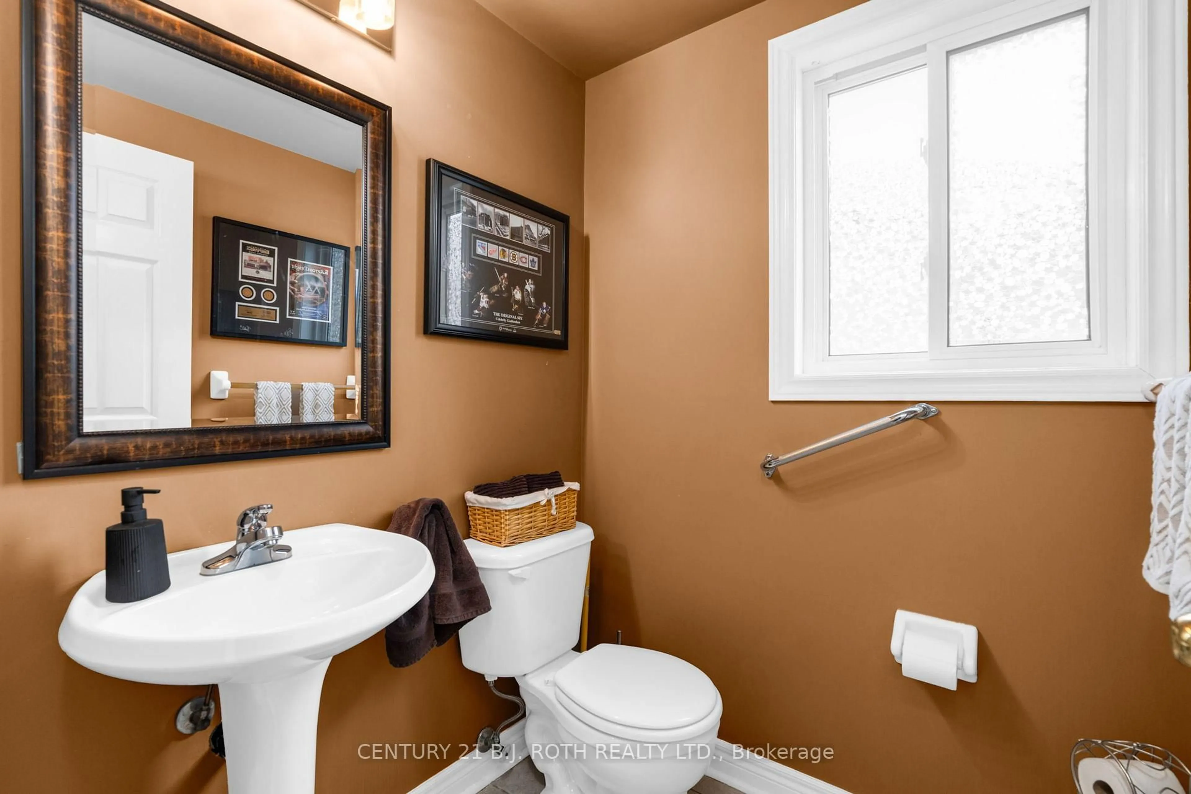 Standard bathroom, ceramic/tile floor for 32 Prince of Wales Dr, Barrie Ontario L4N 0T2