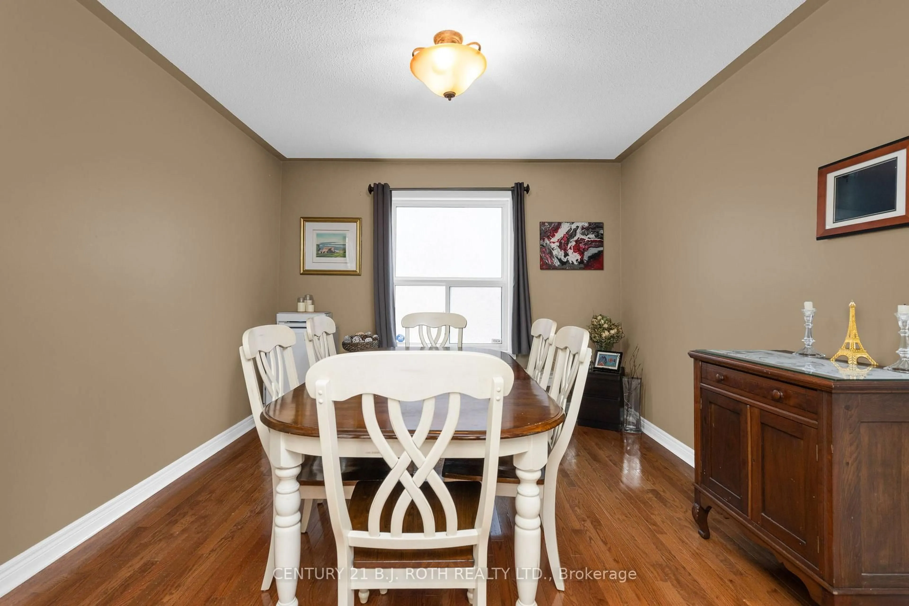 Dining room, wood/laminate floor for 32 Prince of Wales Dr, Barrie Ontario L4N 0T2