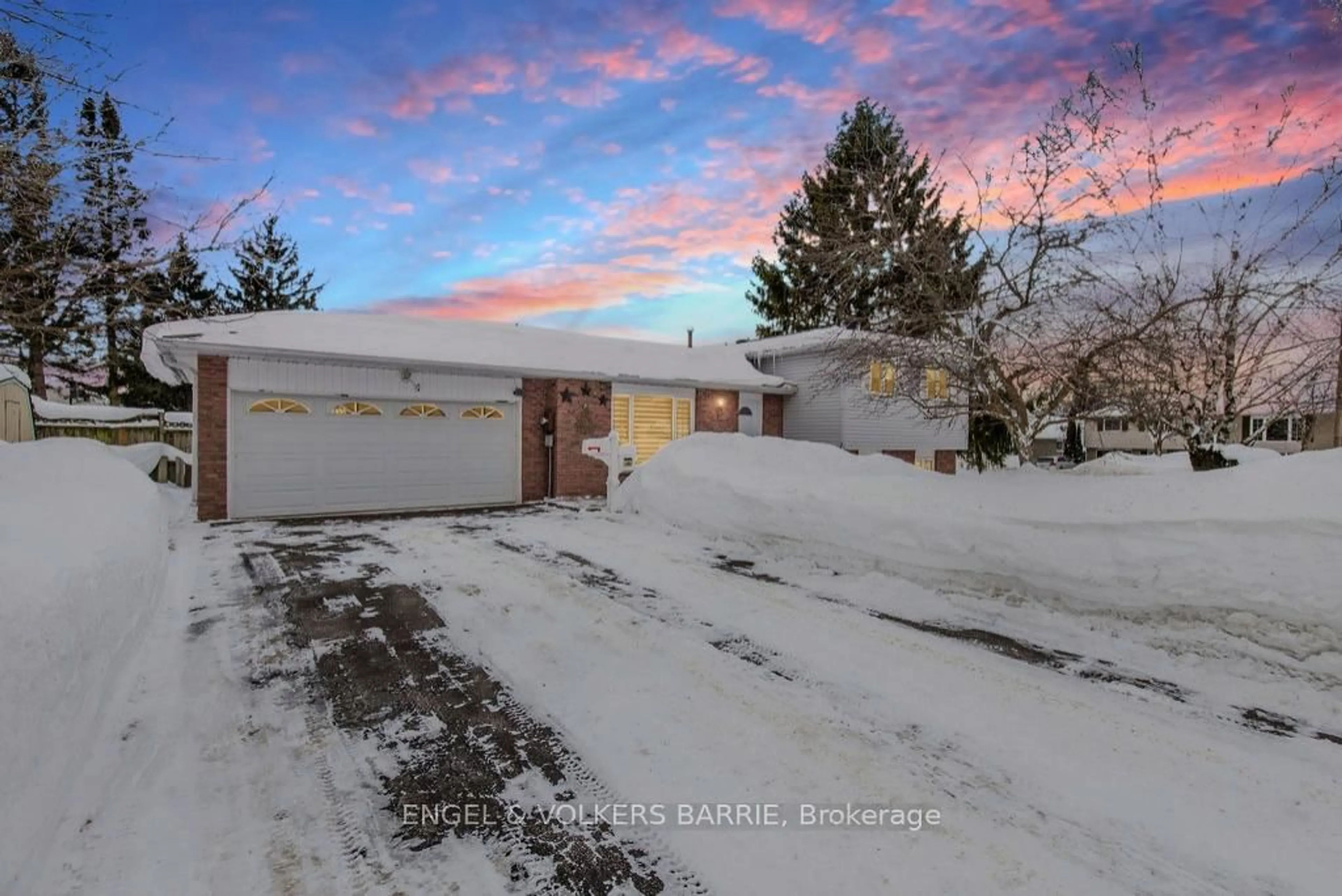 A pic from outside/outdoor area/front of a property/back of a property/a pic from drone, street for 644 Algonquin Dr, Midland Ontario L4R 4R4