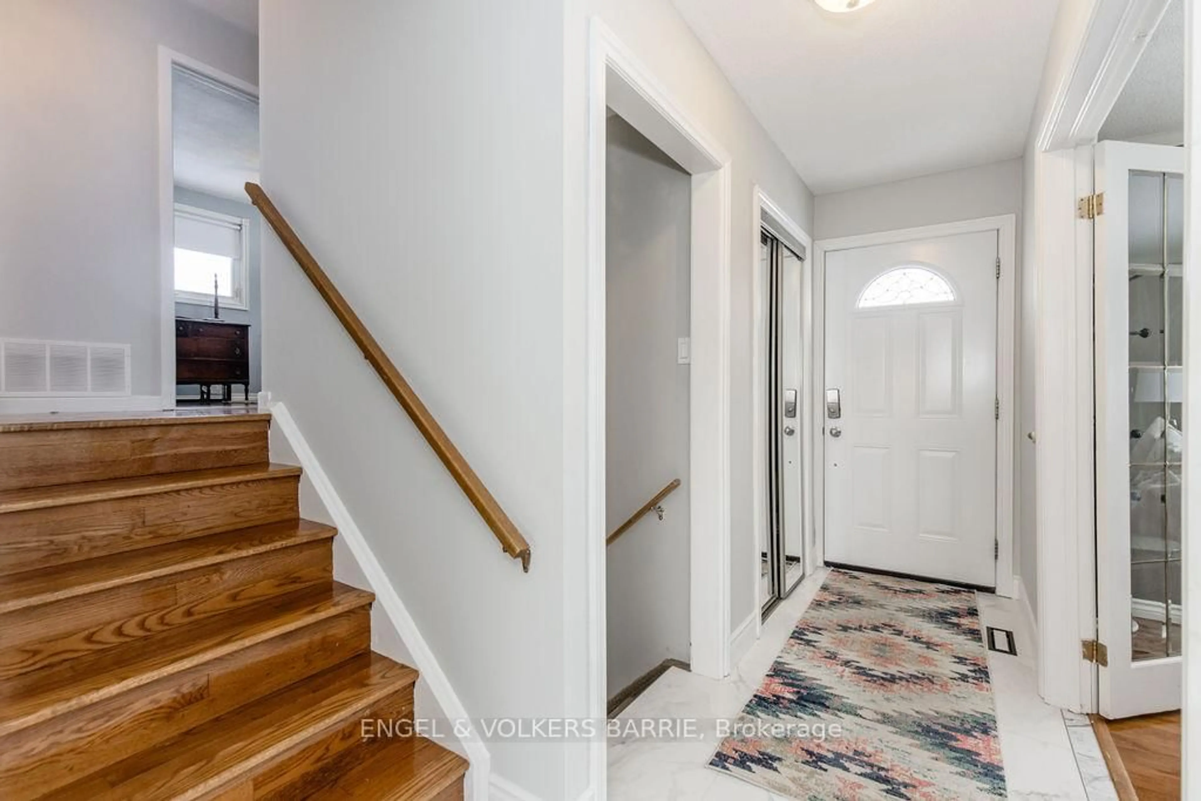 Indoor entryway for 644 Algonquin Dr, Midland Ontario L4R 4R4