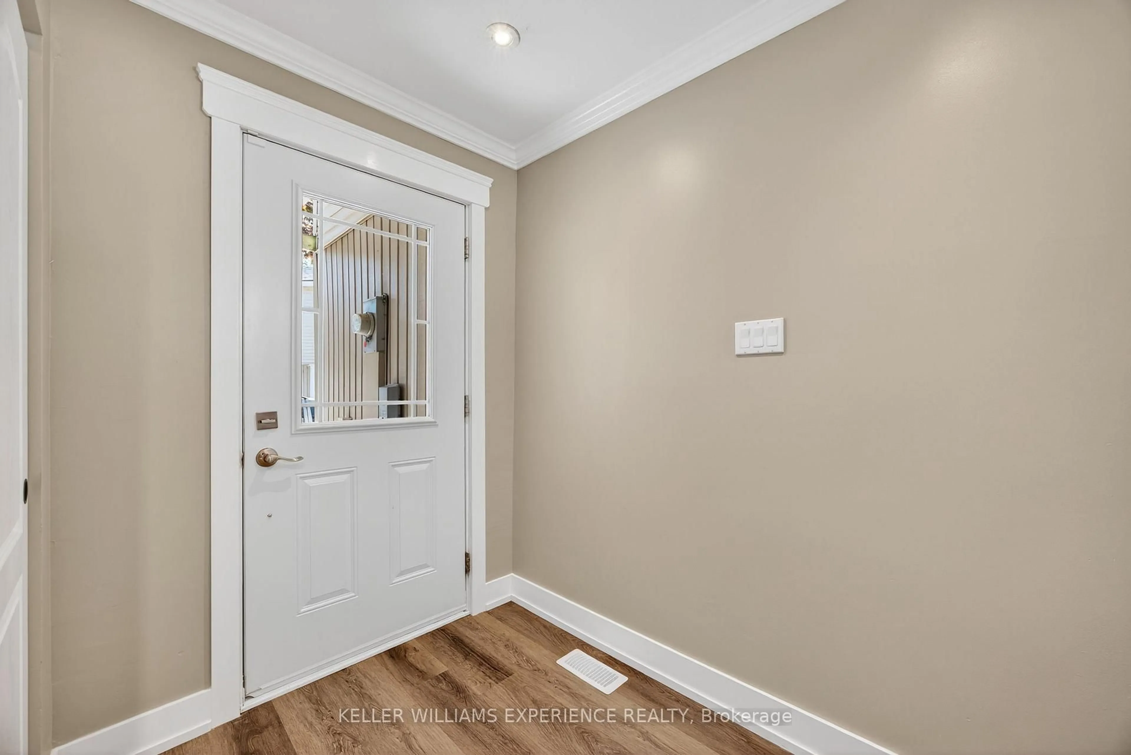 Indoor entryway for 12 LANKIN Blvd ##22, Orillia Ontario L3Y 6T2