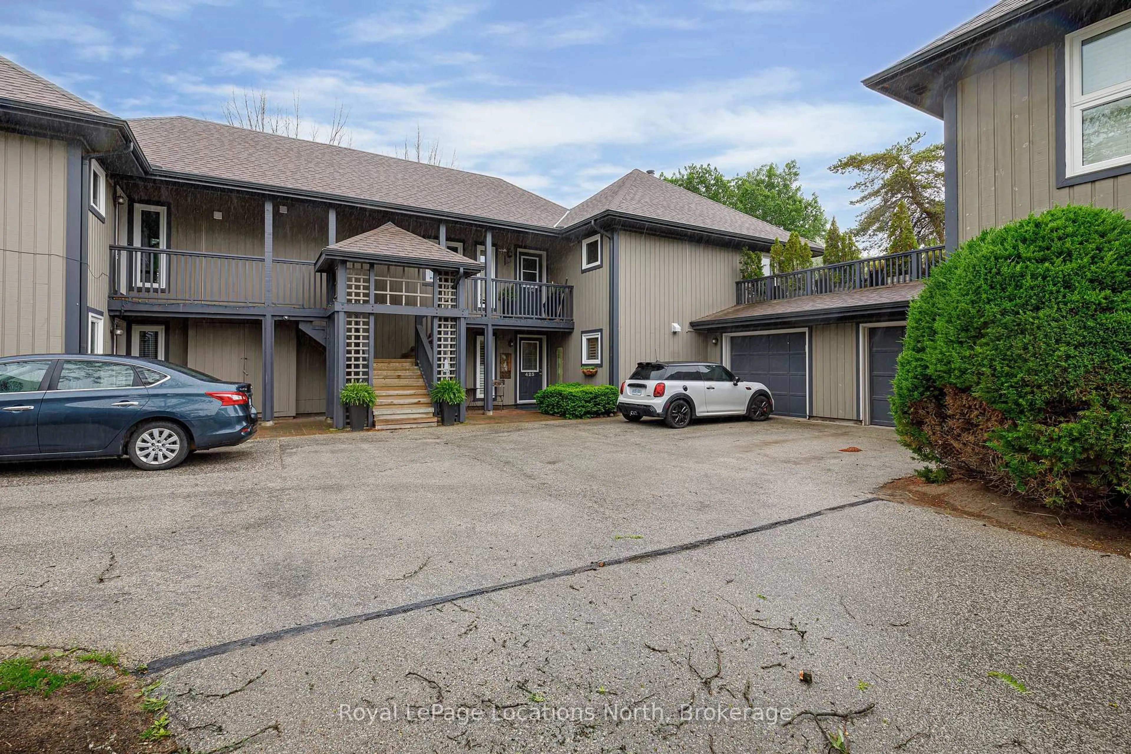 A pic from outside/outdoor area/front of a property/back of a property/a pic from drone, street for 423 Mariners Way, Collingwood Ontario L9Y 5C7