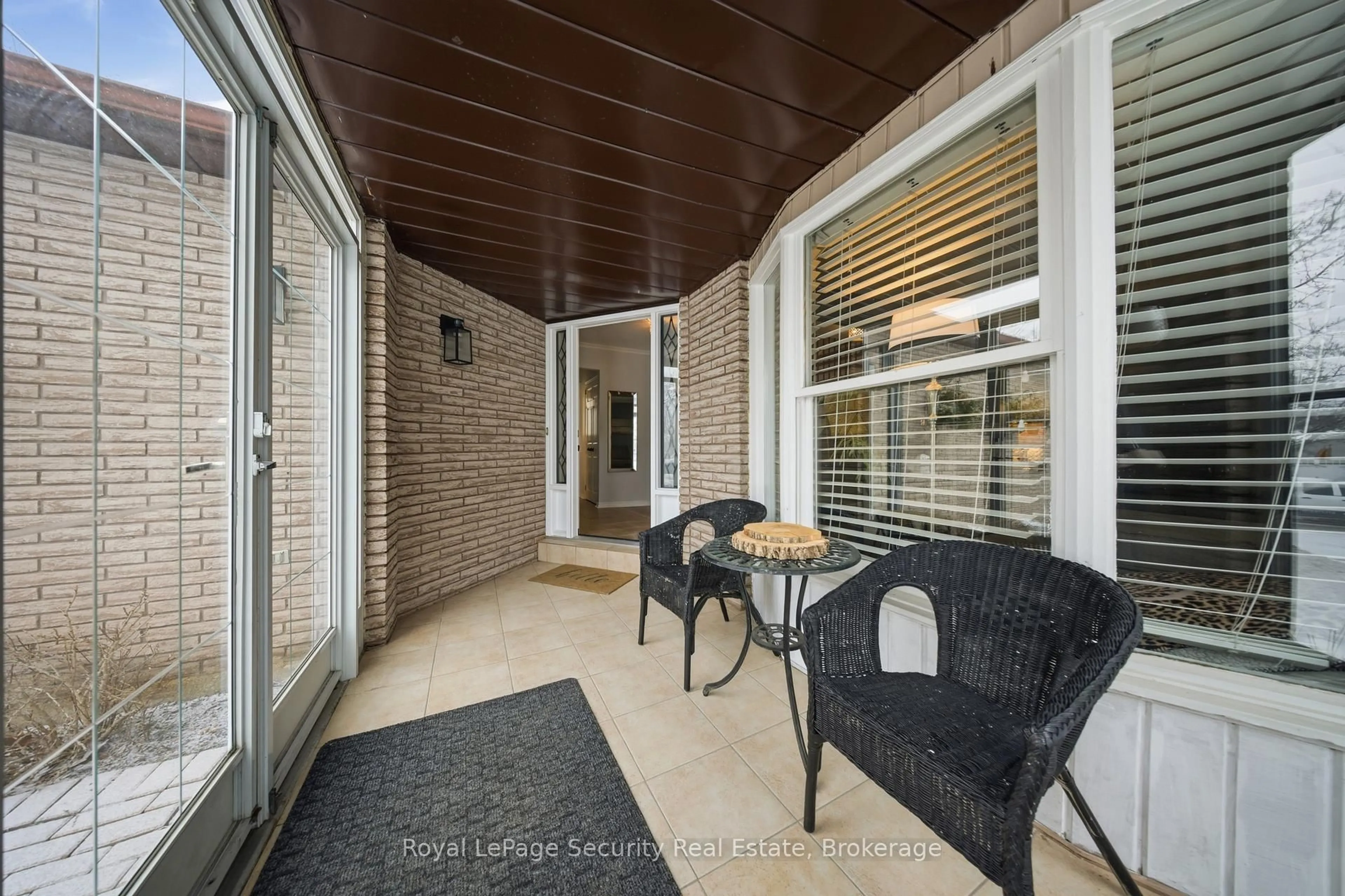 Patio, street for 122 Browning Tr, Barrie Ontario L4N 6R3