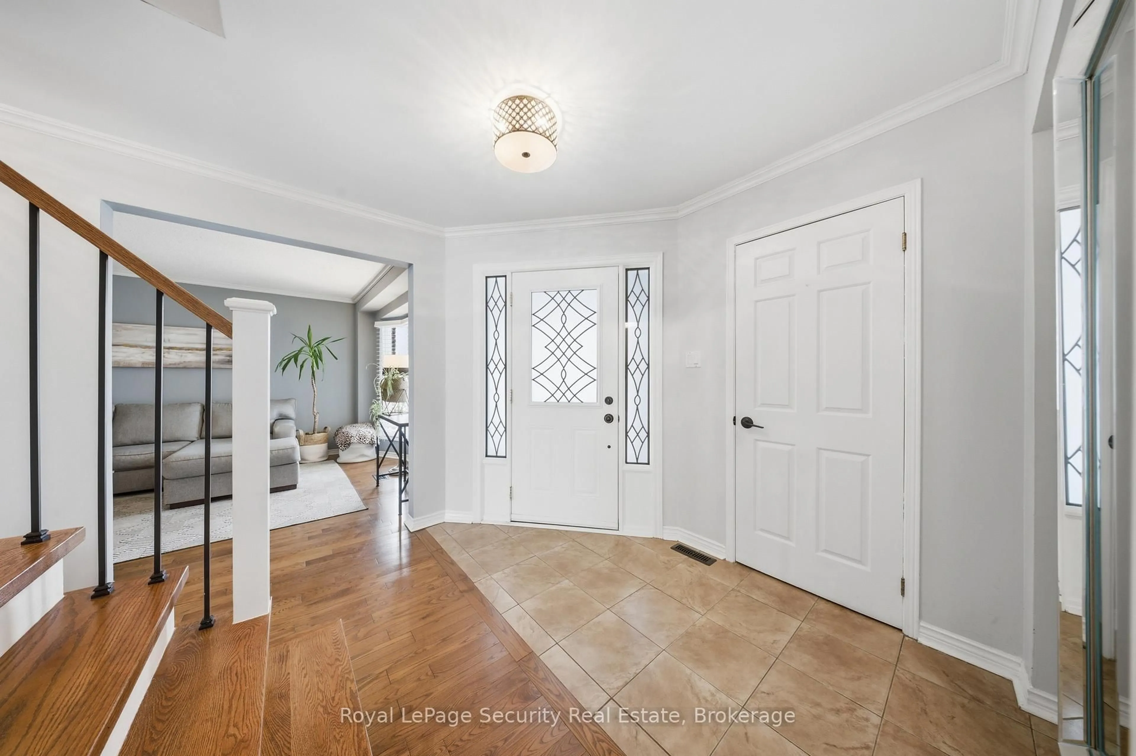 Indoor entryway for 122 Browning Tr, Barrie Ontario L4N 6R3