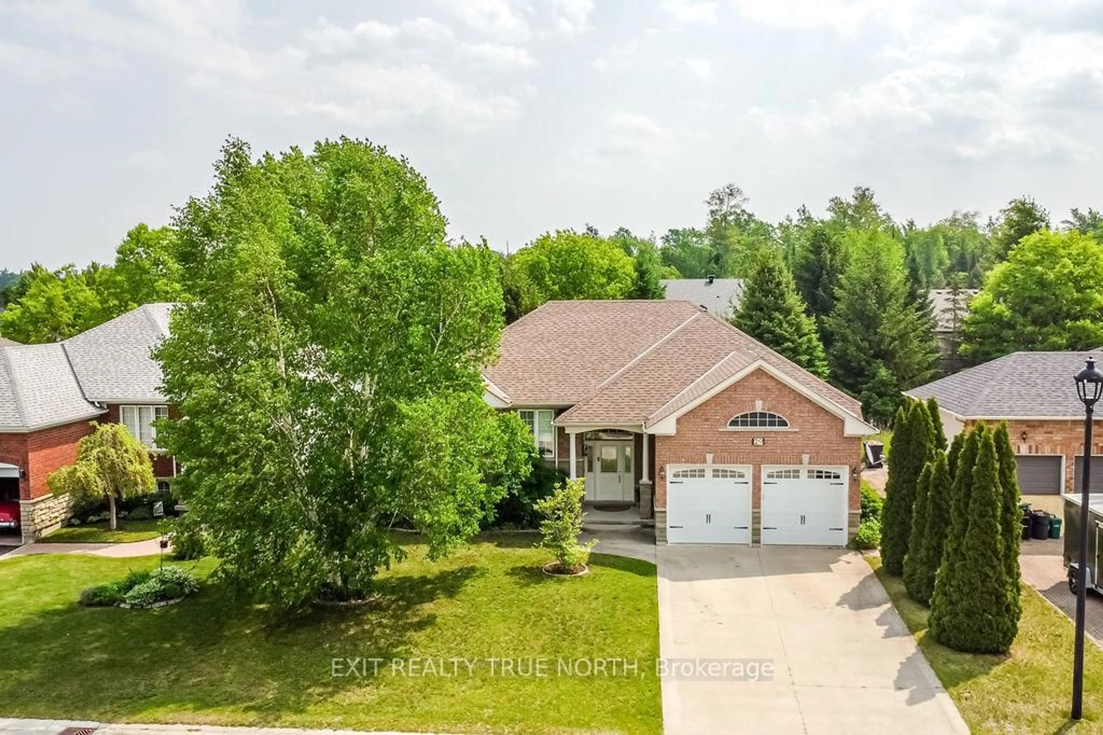 A pic from outside/outdoor area/front of a property/back of a property/a pic from drone, unknown for 29 Old Hickory Lane, Wasaga Beach Ontario L9Z 3B1