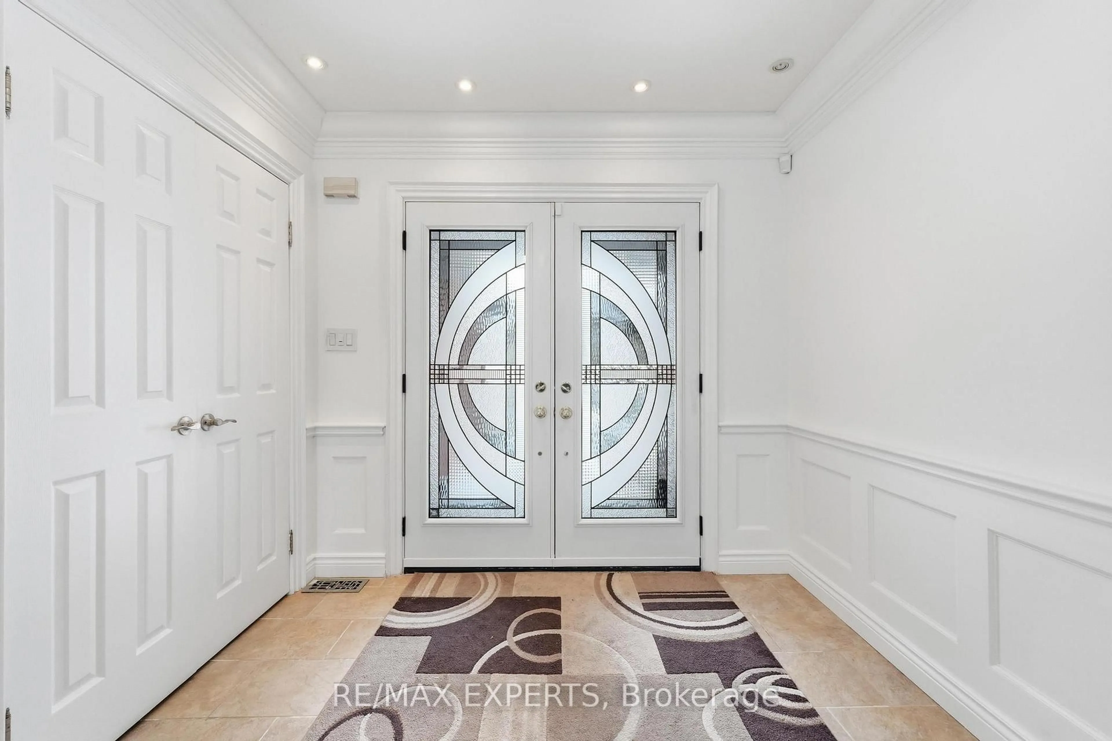 Indoor entryway for 165 Sproule Dr, Barrie Ontario L4N 0R1