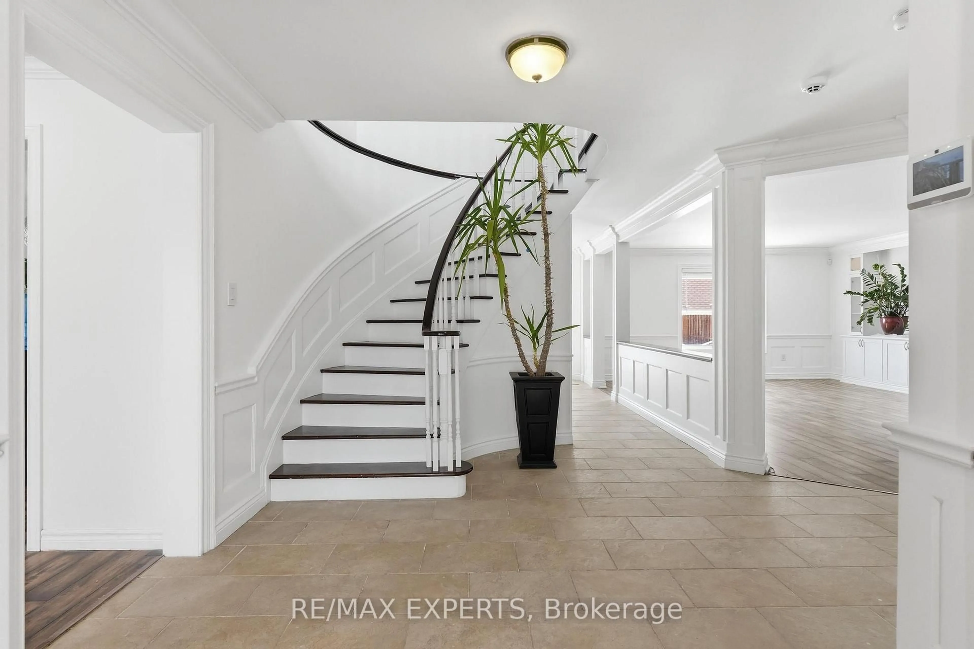 Indoor foyer for 165 Sproule Dr, Barrie Ontario L4N 0R1