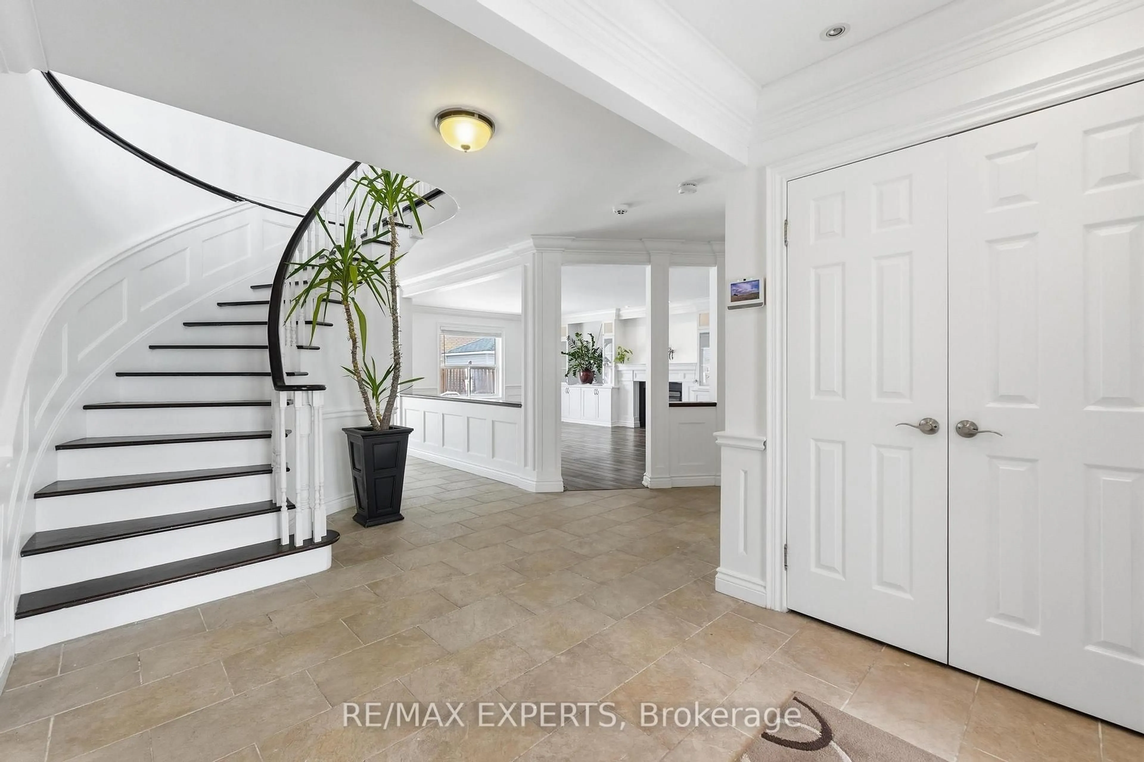 Indoor entryway for 165 Sproule Dr, Barrie Ontario L4N 0R1